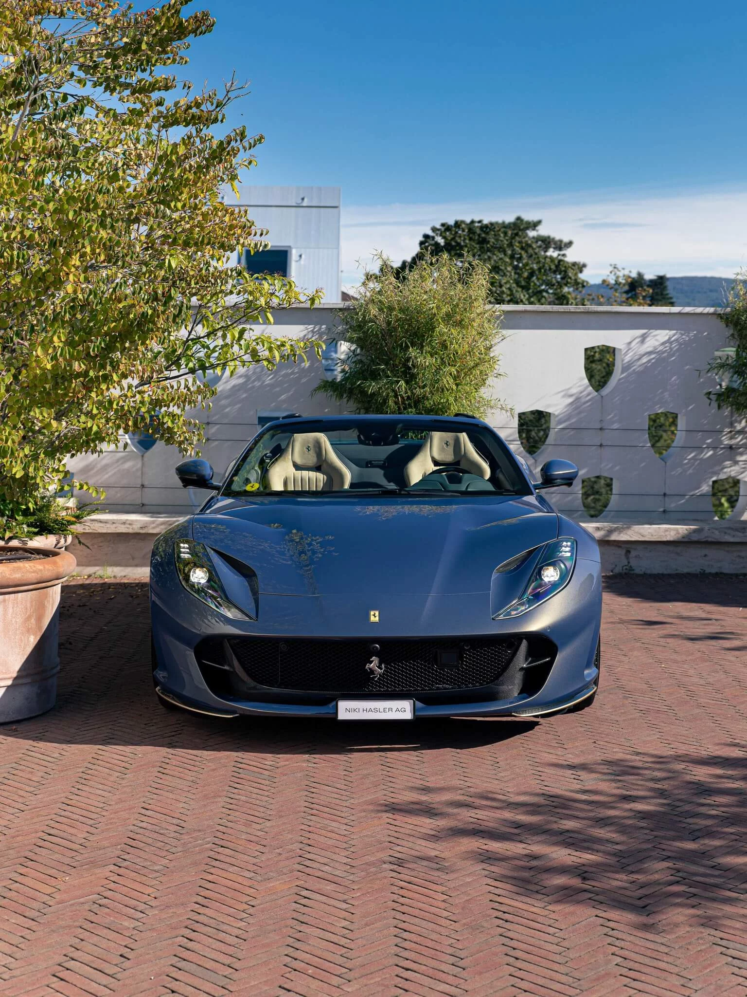 Blu Elder Ferrari 812