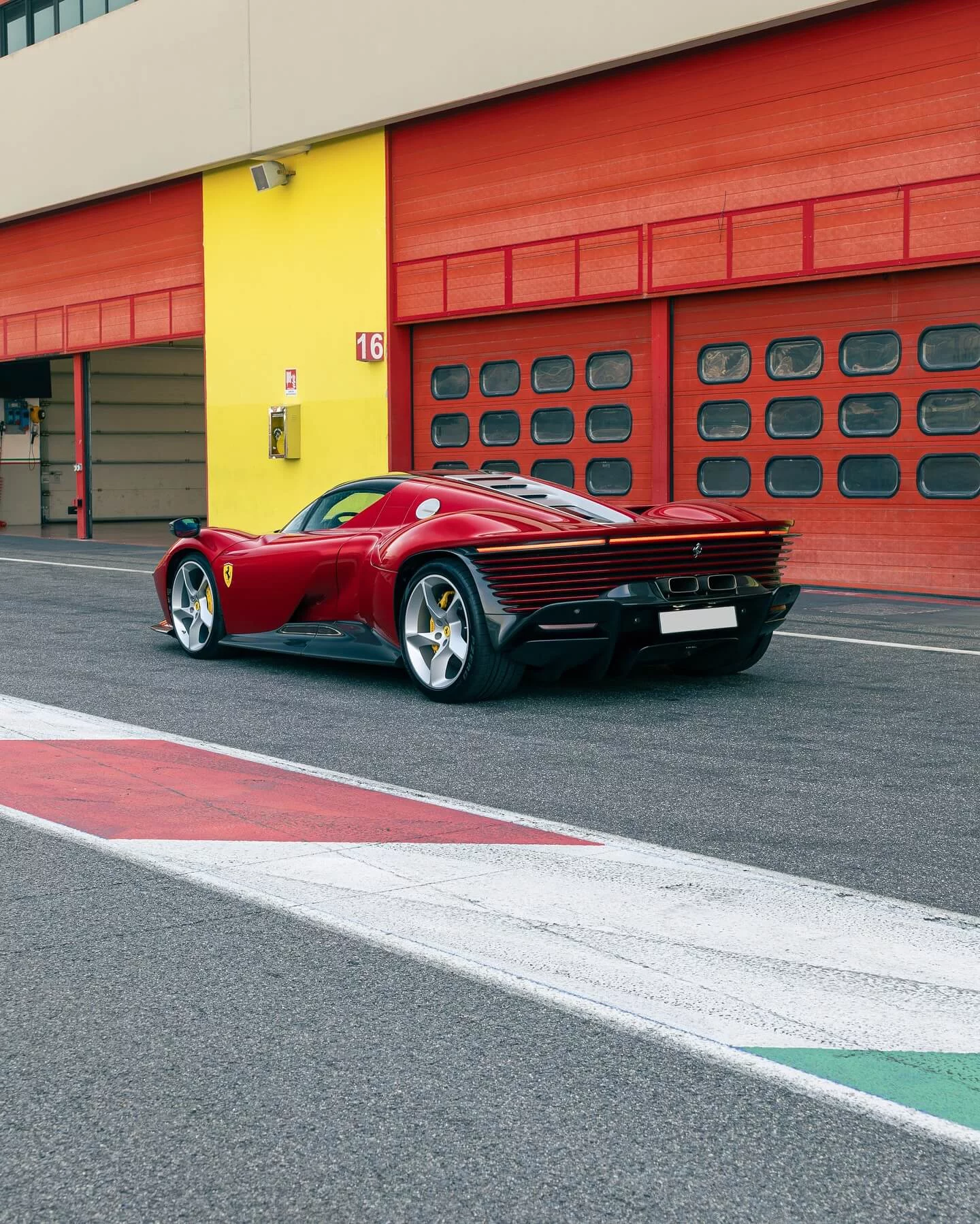 Rosso Magma Ferrari Daytona SP3