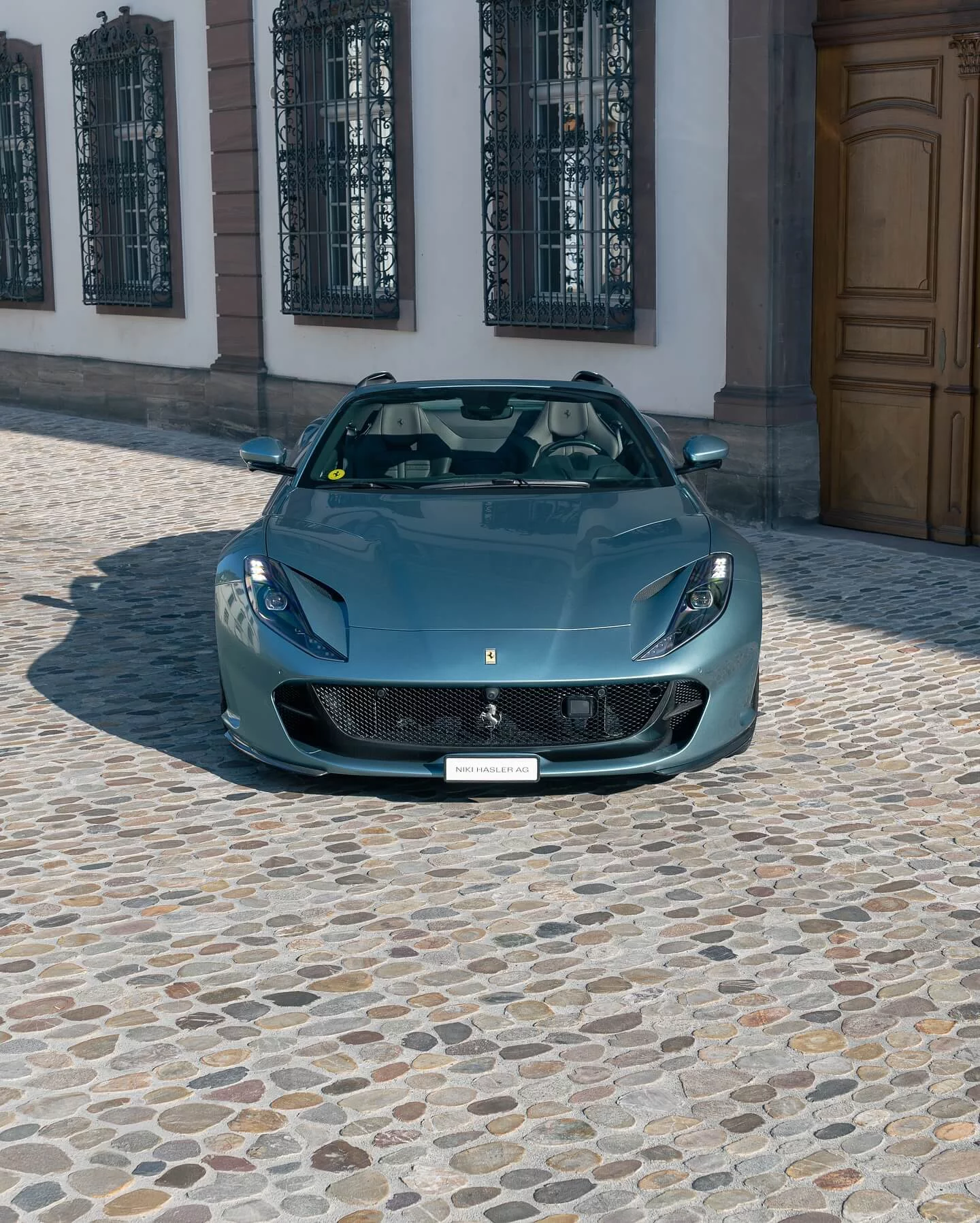 Celeste Ferrari 812