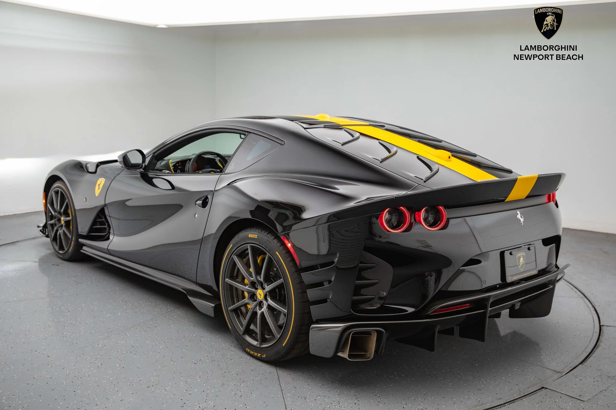 Nero DS Ferrari 812
