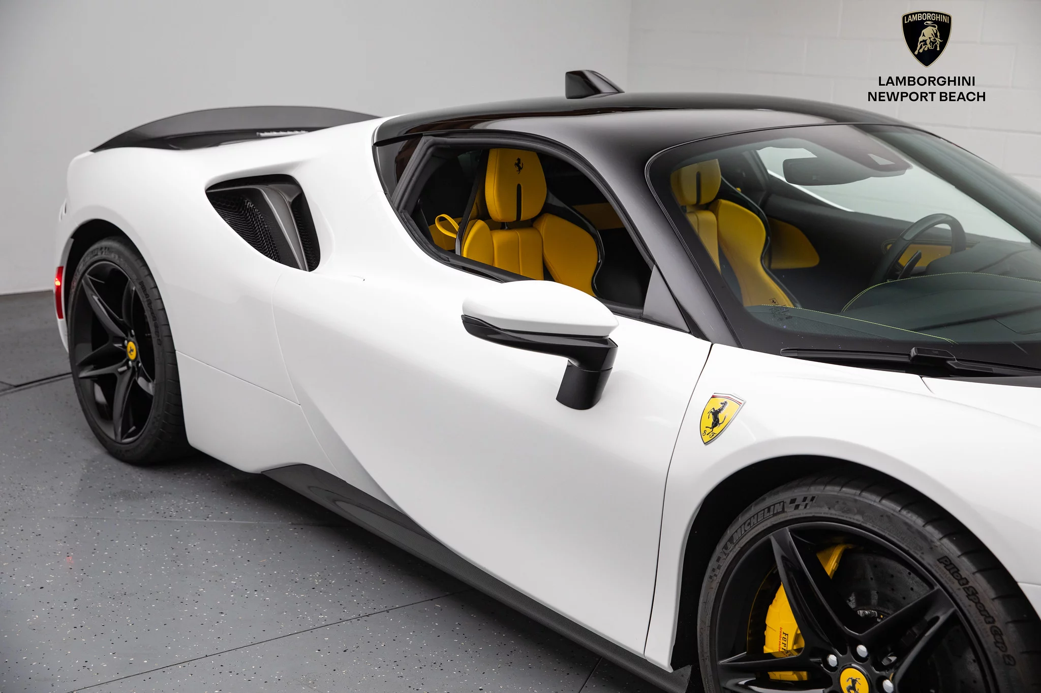 Bianco King Ferrari SF90