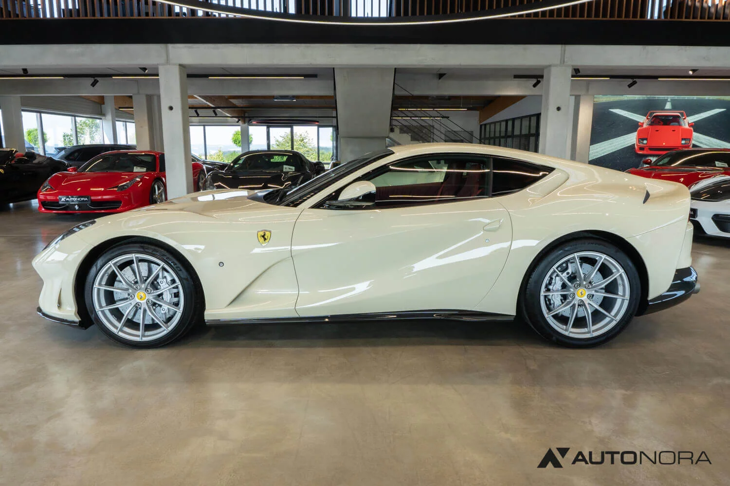 Avorio Ferrari 812