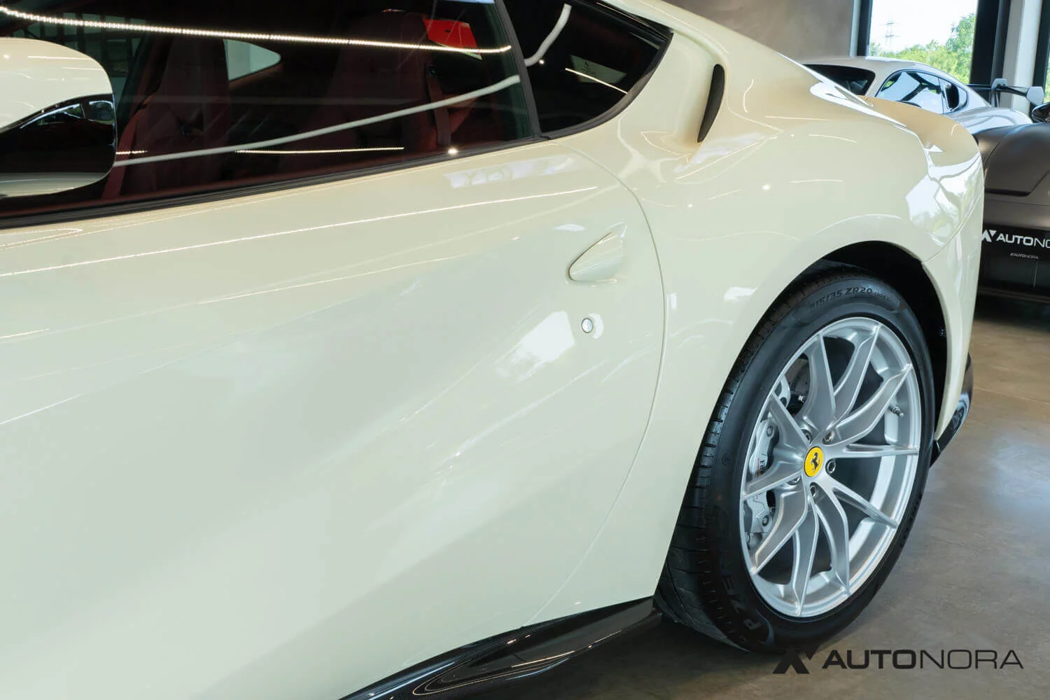 Avorio Ferrari 812
