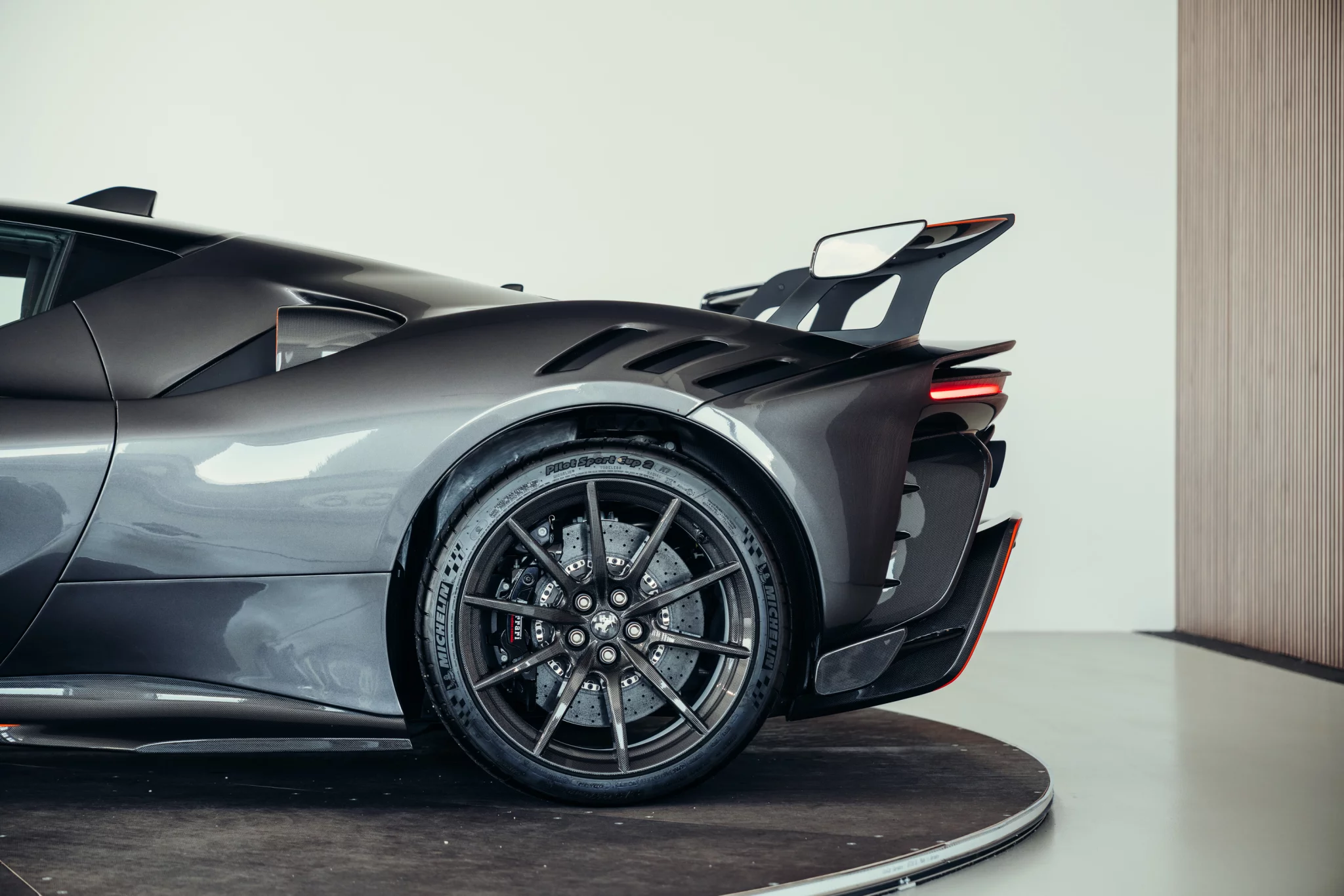 Grigio Eski Ferrari SF90
