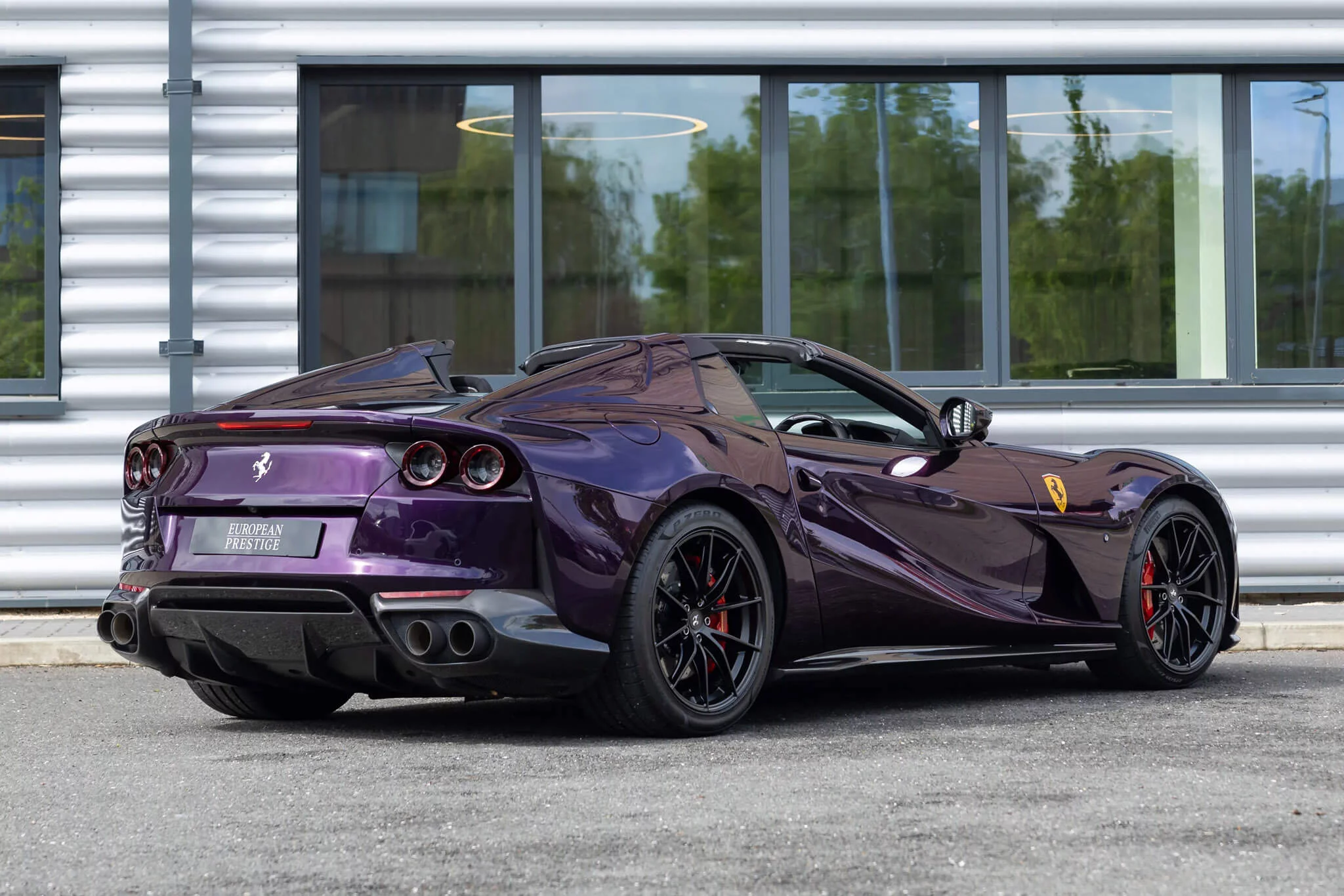 Viola Hong Kong Ferrari 812