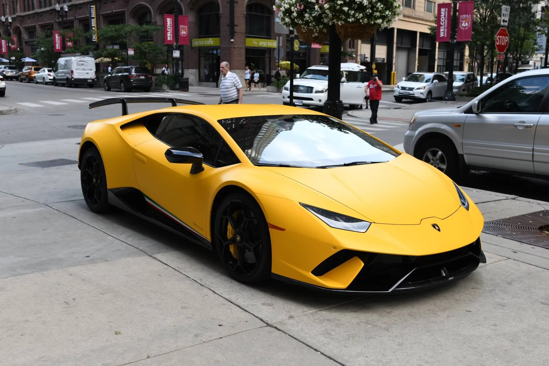 Giallo Horus Lamborghini Huracán