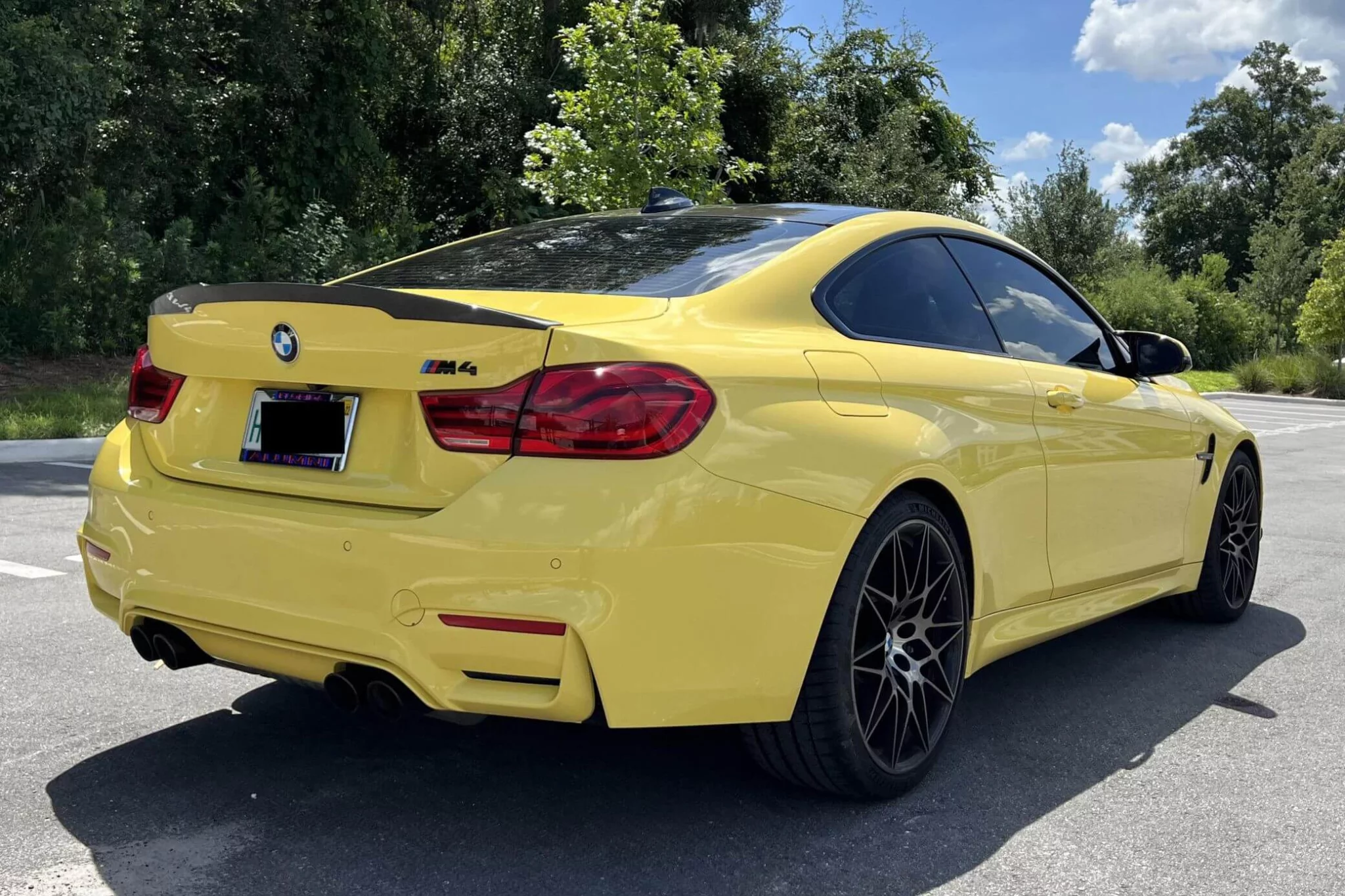 Dakar Yellow II BMW M4
