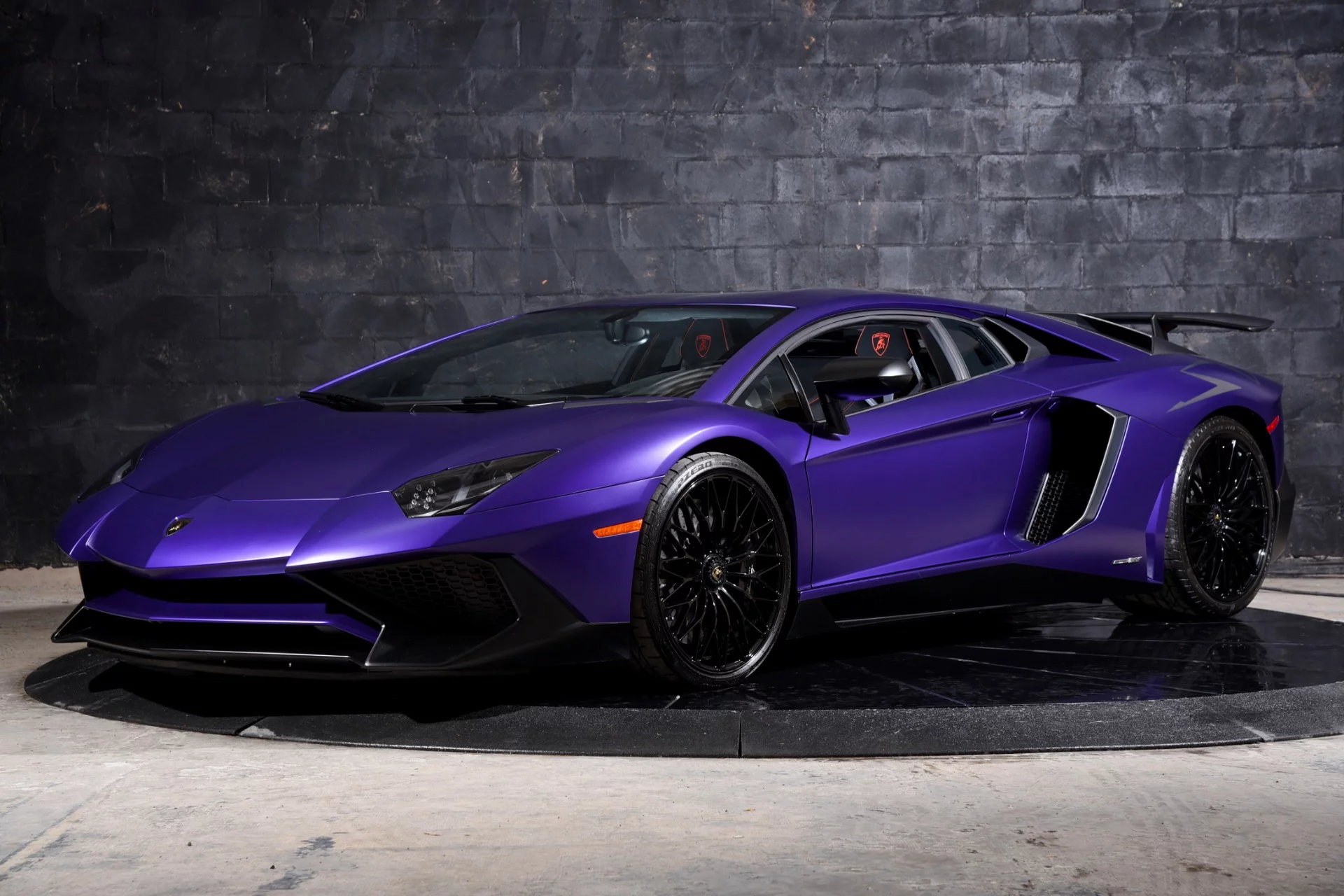 Viola Mel Lamborghini Aventador