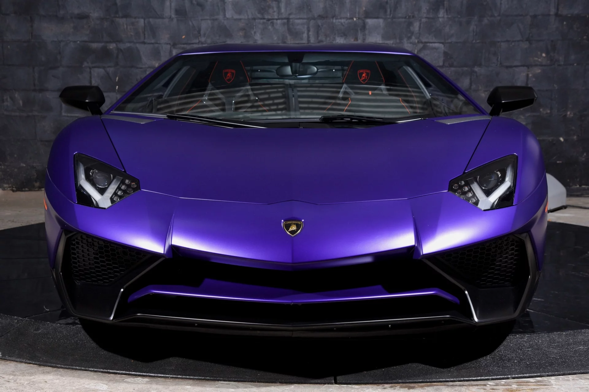 Viola Mel Lamborghini Aventador