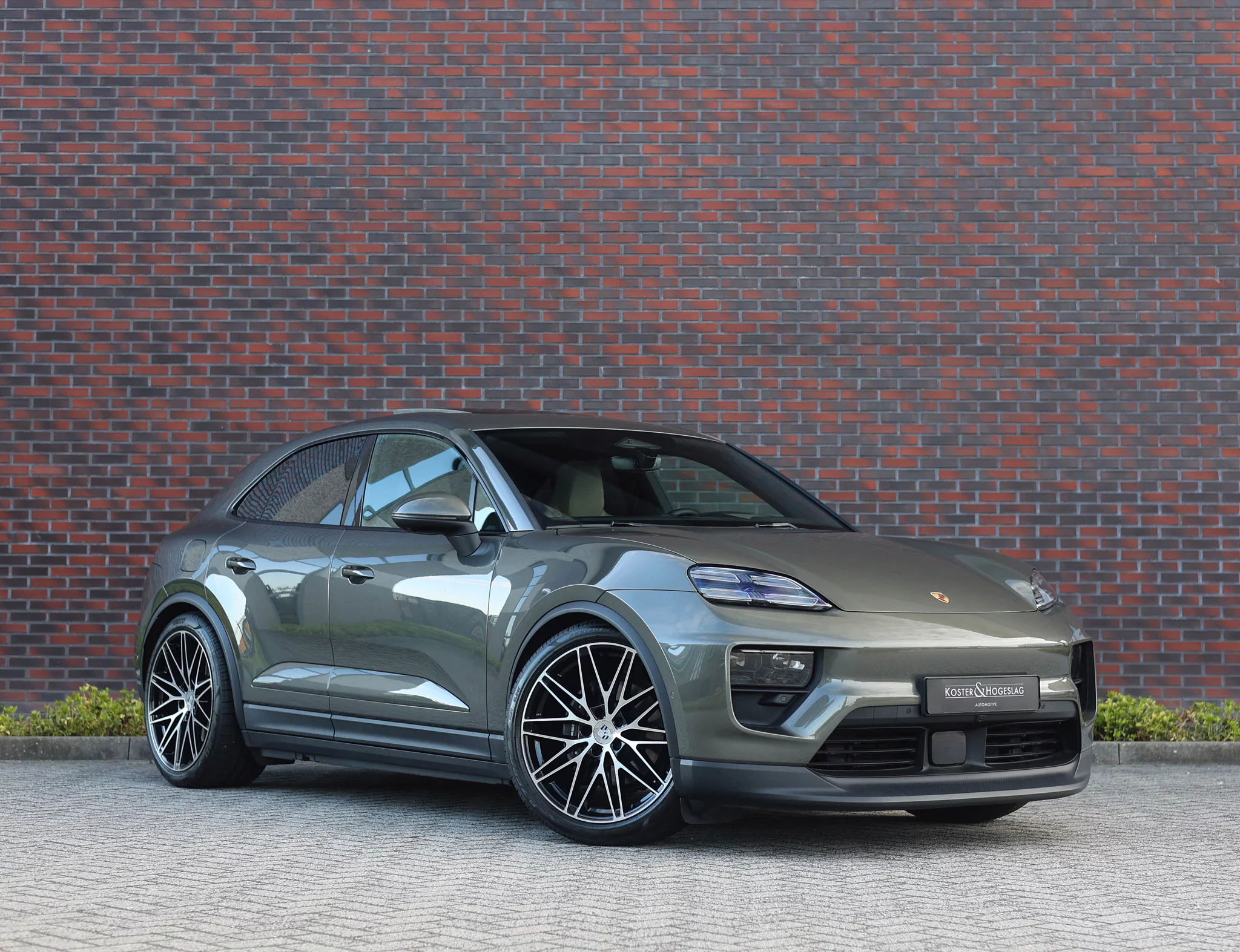 Aventurine Green Metallic Porsche Macan Electric