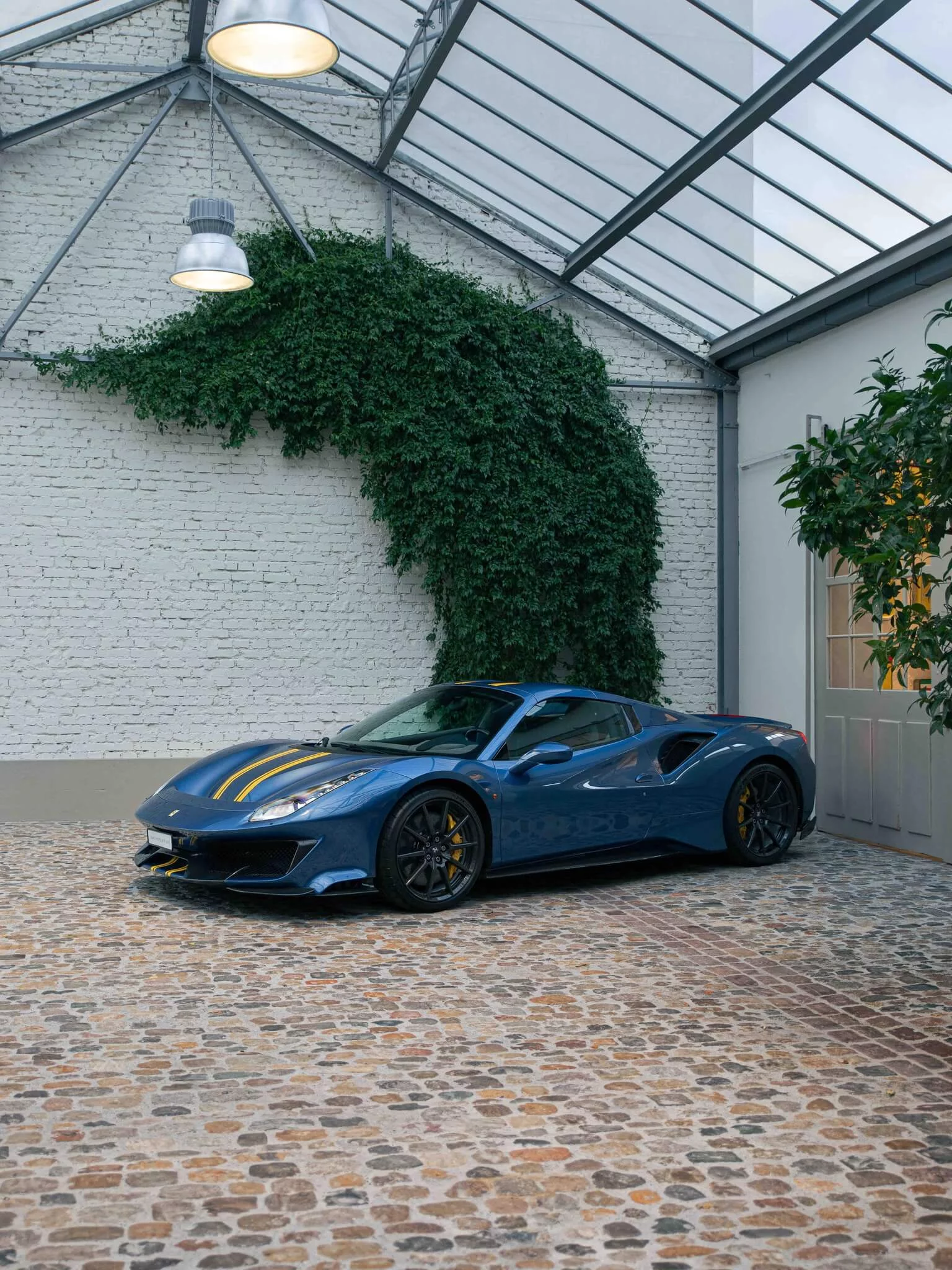 Blu Mirabeau Ferrari 488