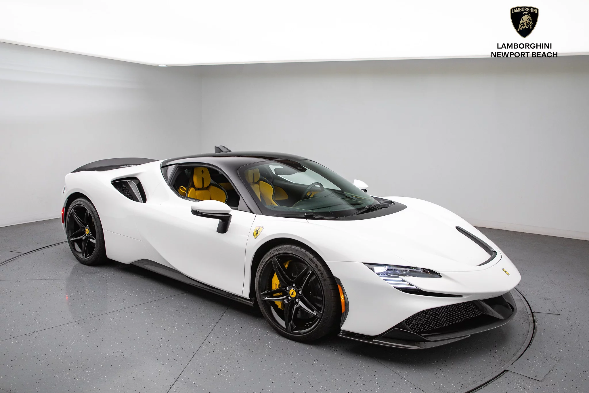 Bianco King Ferrari SF90