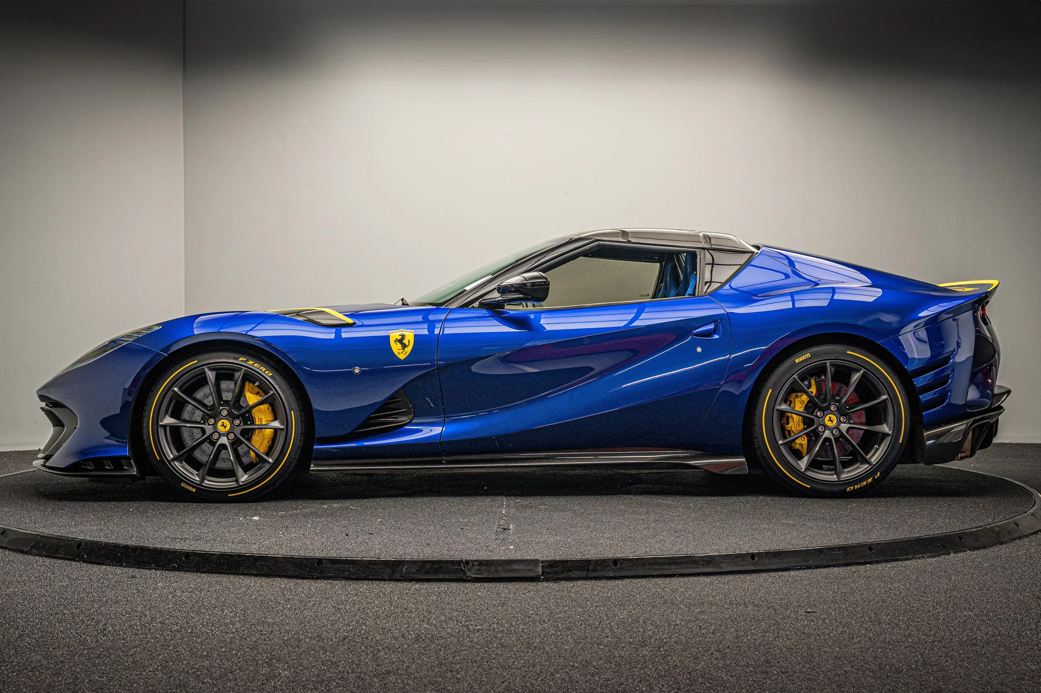 Blu Elettrico Ferrari 812