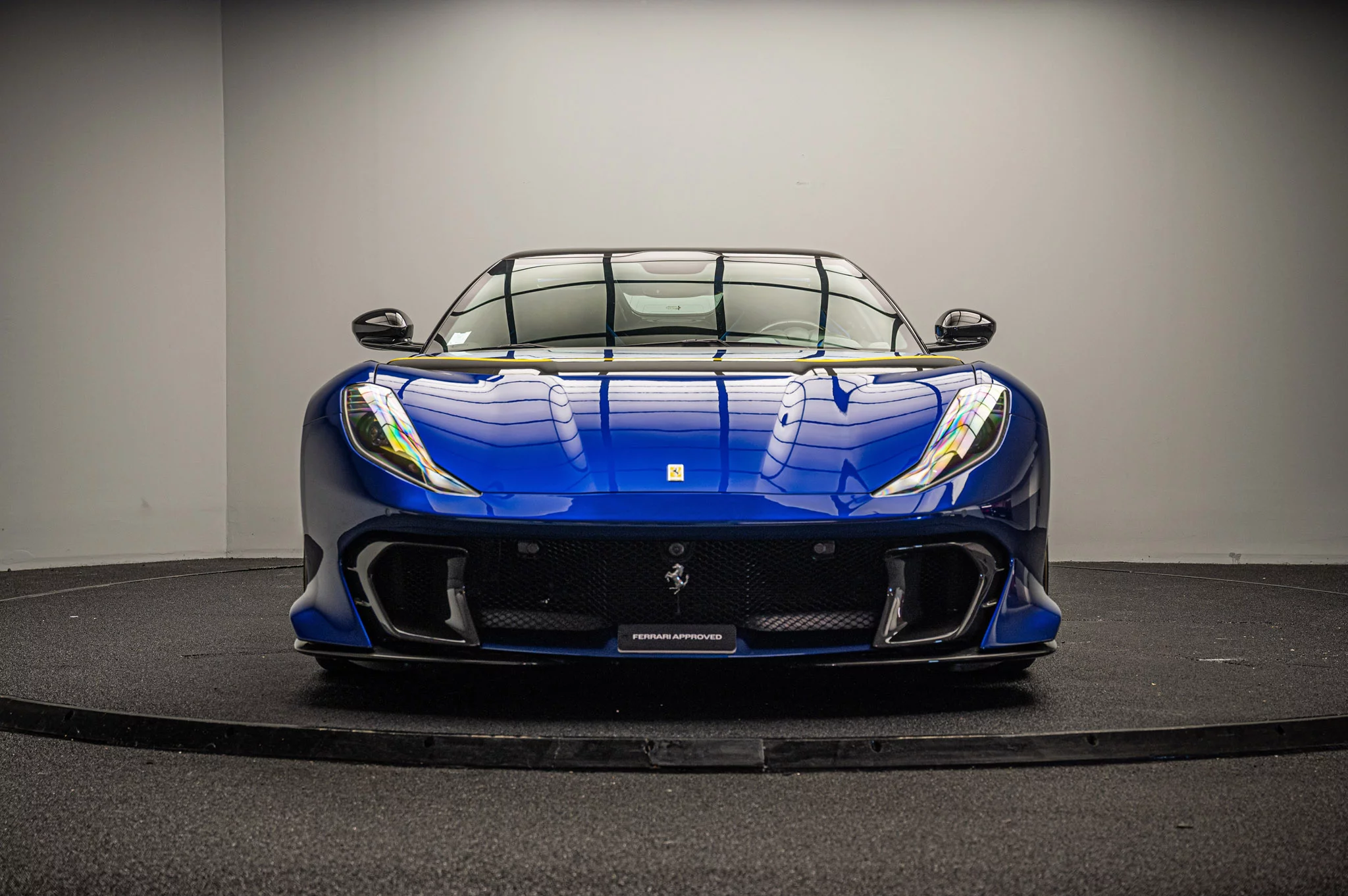 Blu Elettrico Ferrari 812