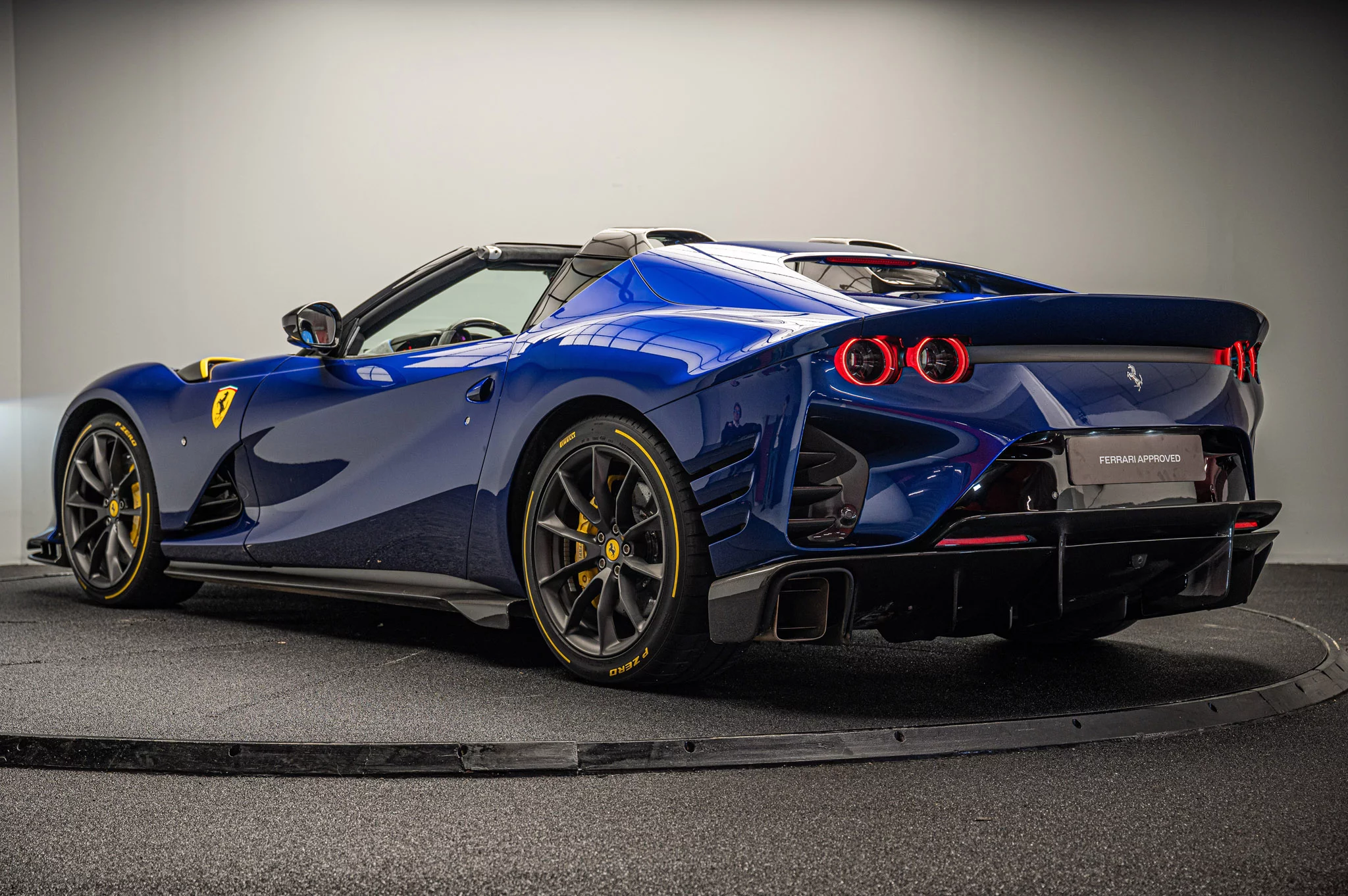Blu Elettrico Ferrari 812