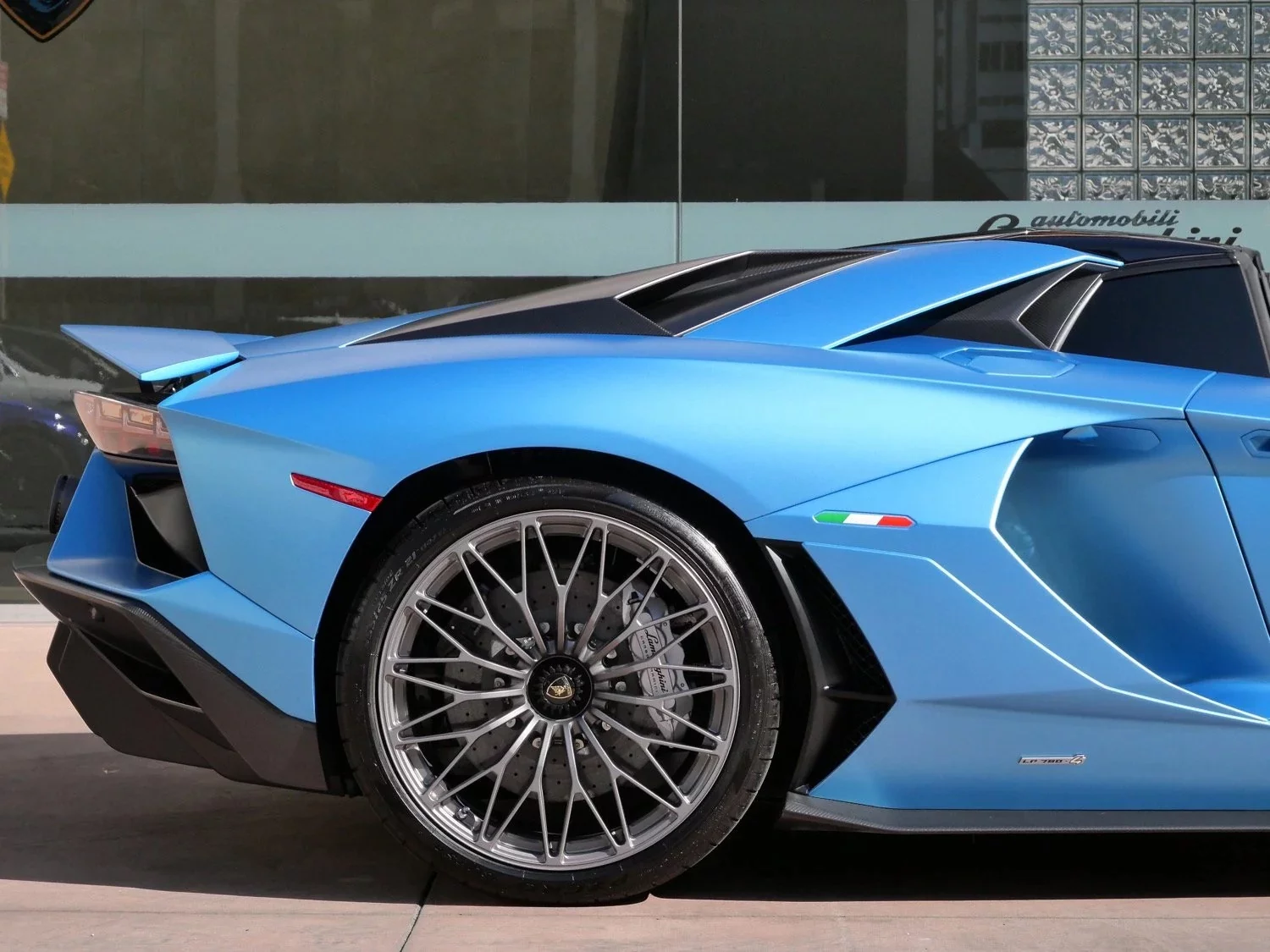 Blu Arione Lamborghini Aventador