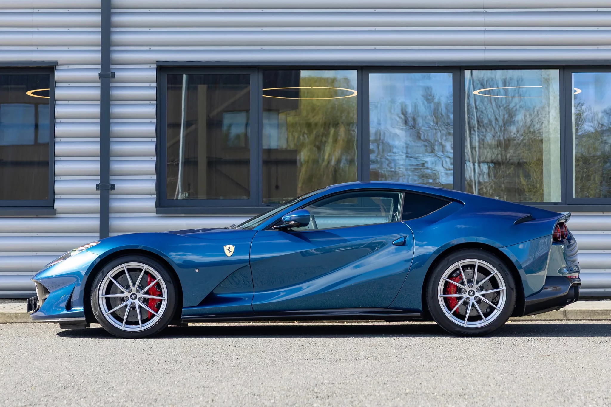 Blu Abu Dhabi Ferrari 812
