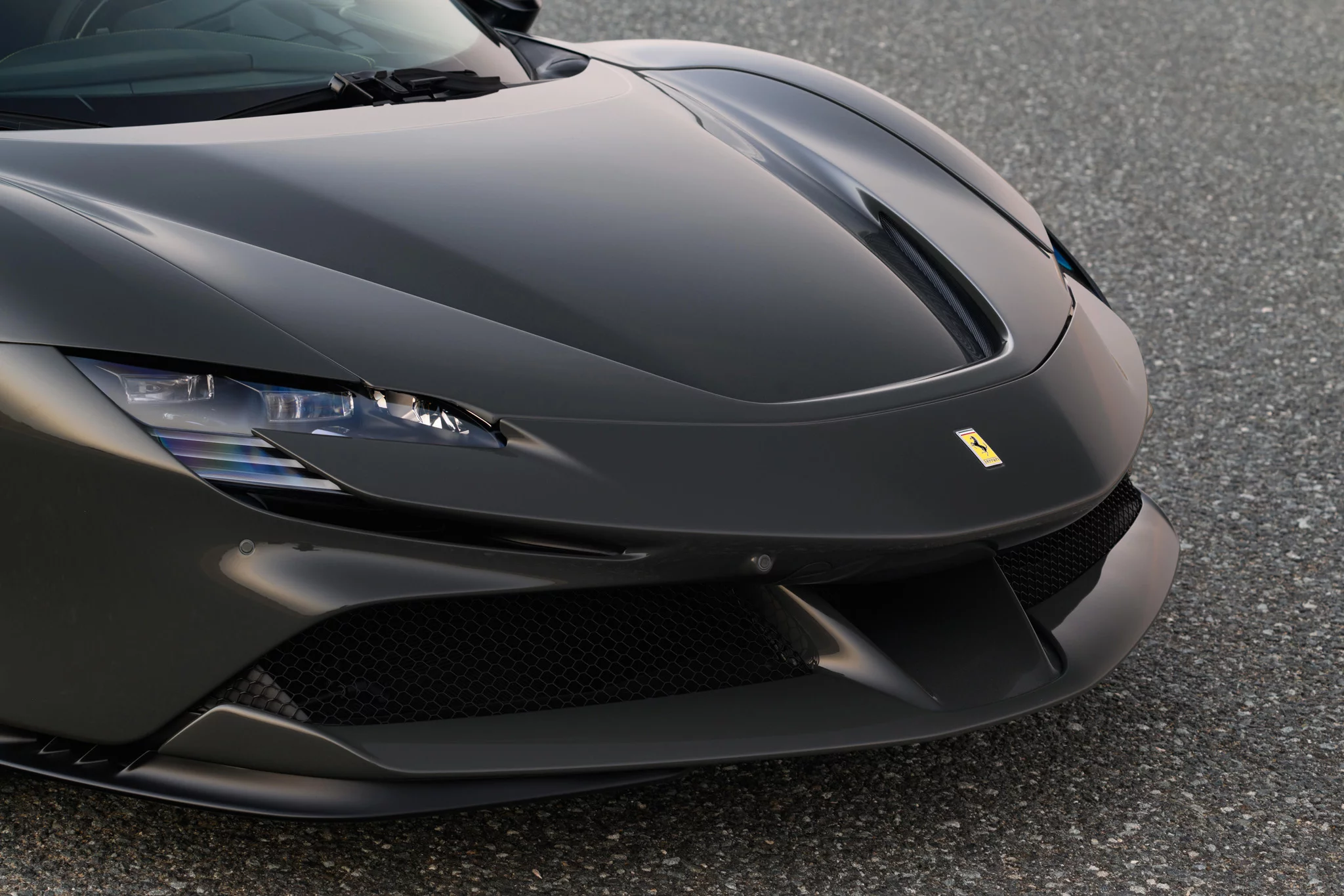 Grigio Scuro Ferrari SF90