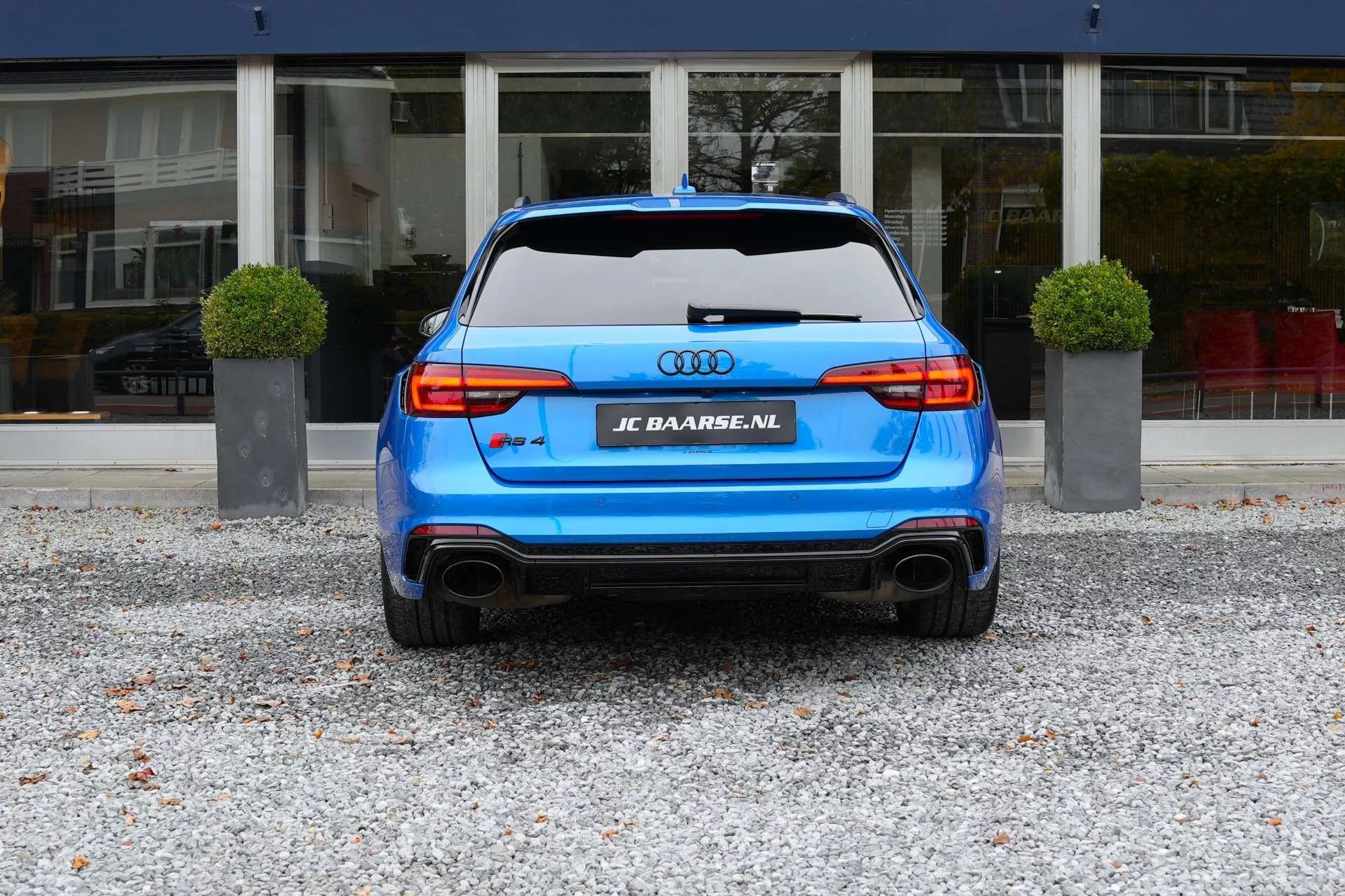 Ara Blue Audi RS4 Avant