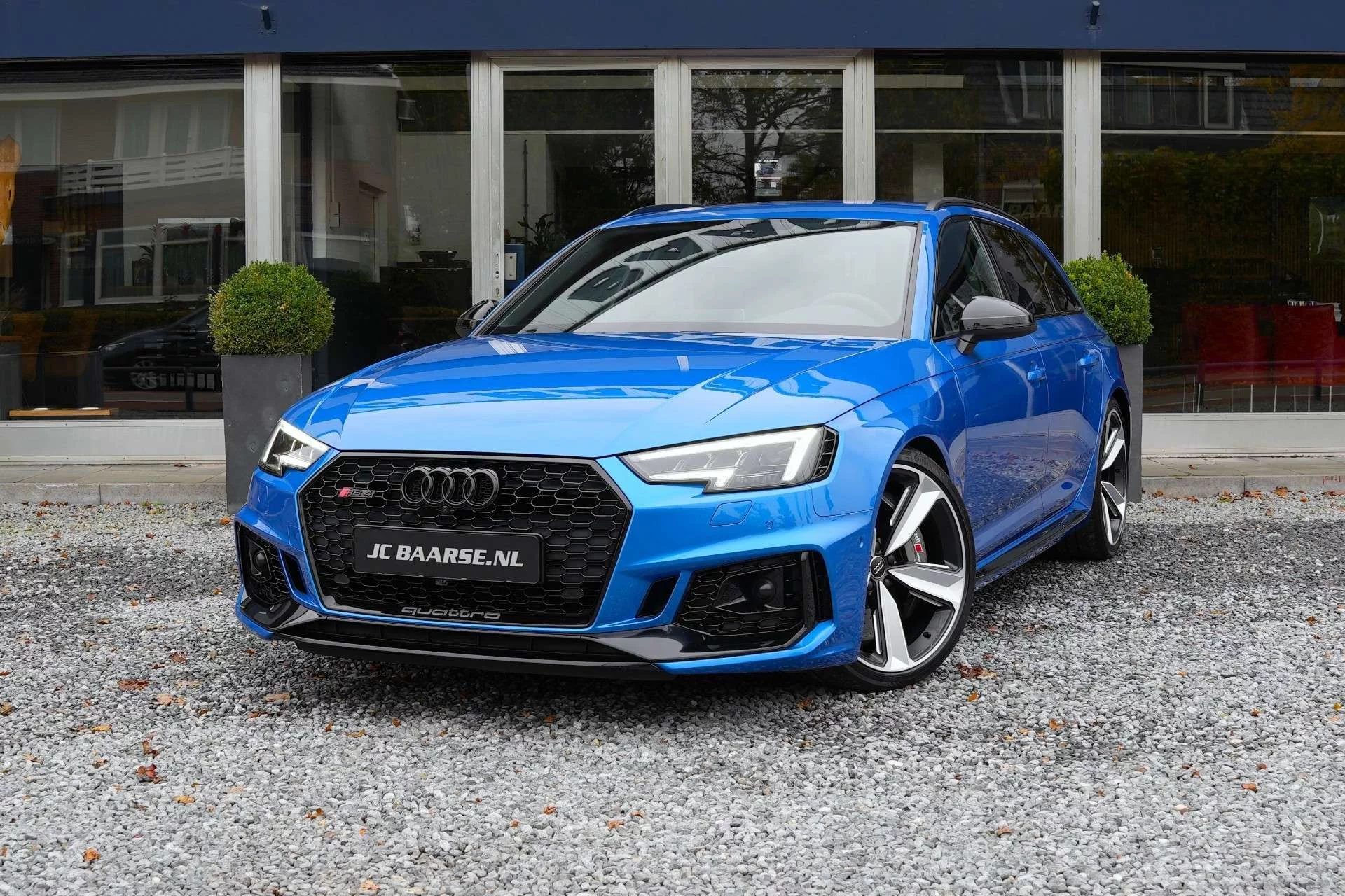 Ara Blue Audi RS4 Avant