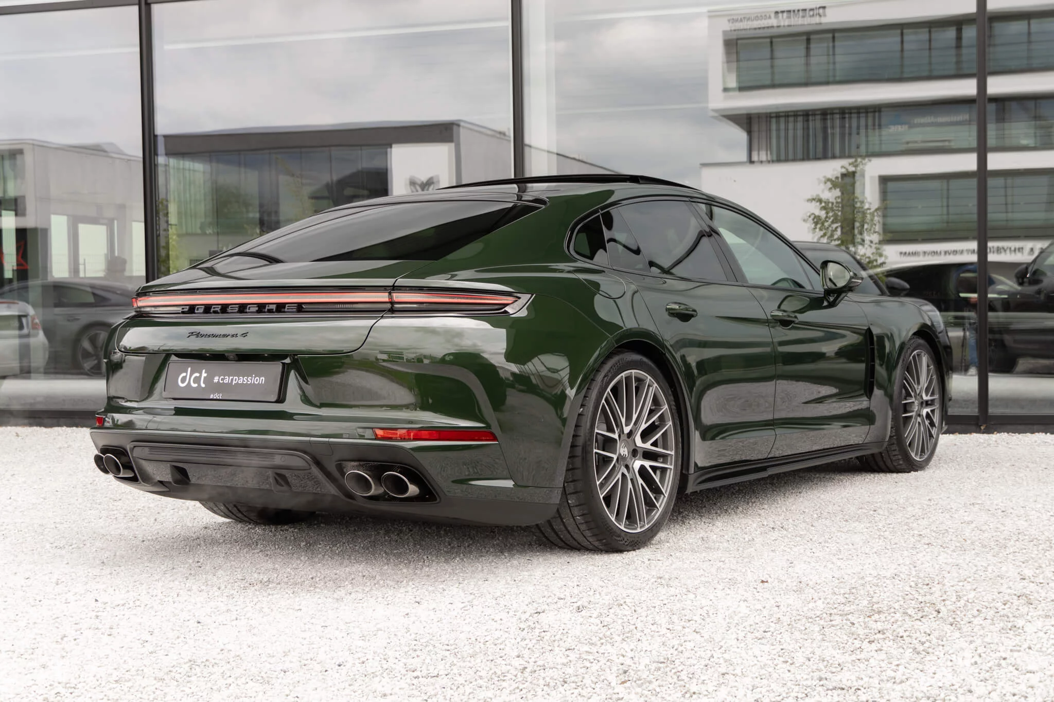 Oak Green Metallic Neo Porsche Panamera