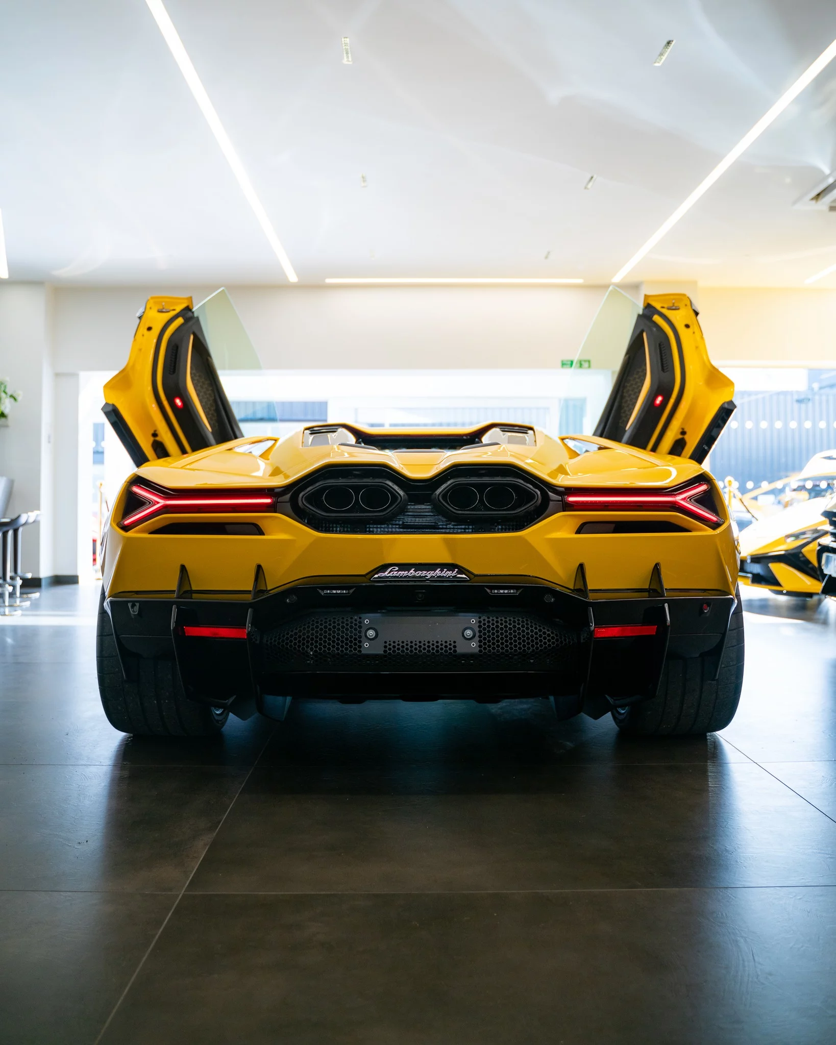 Giallo Inti Lamborghini Revuelto