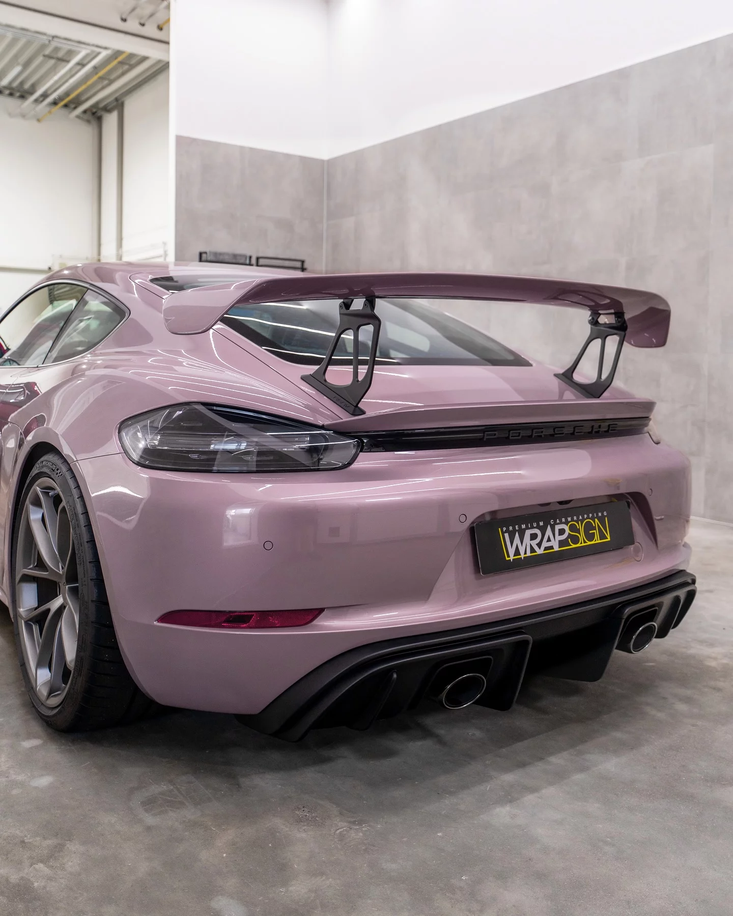 Frozen Berry Metallic Porsche 718 Cayman GT4