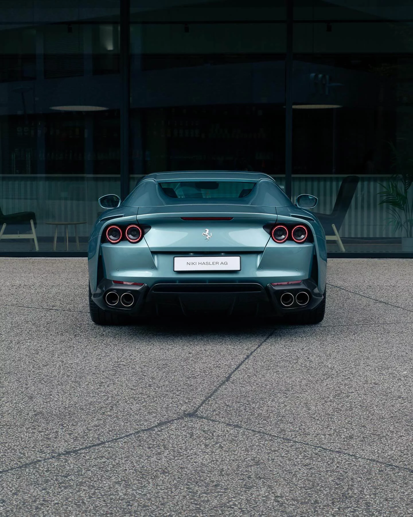Celeste Ferrari 812