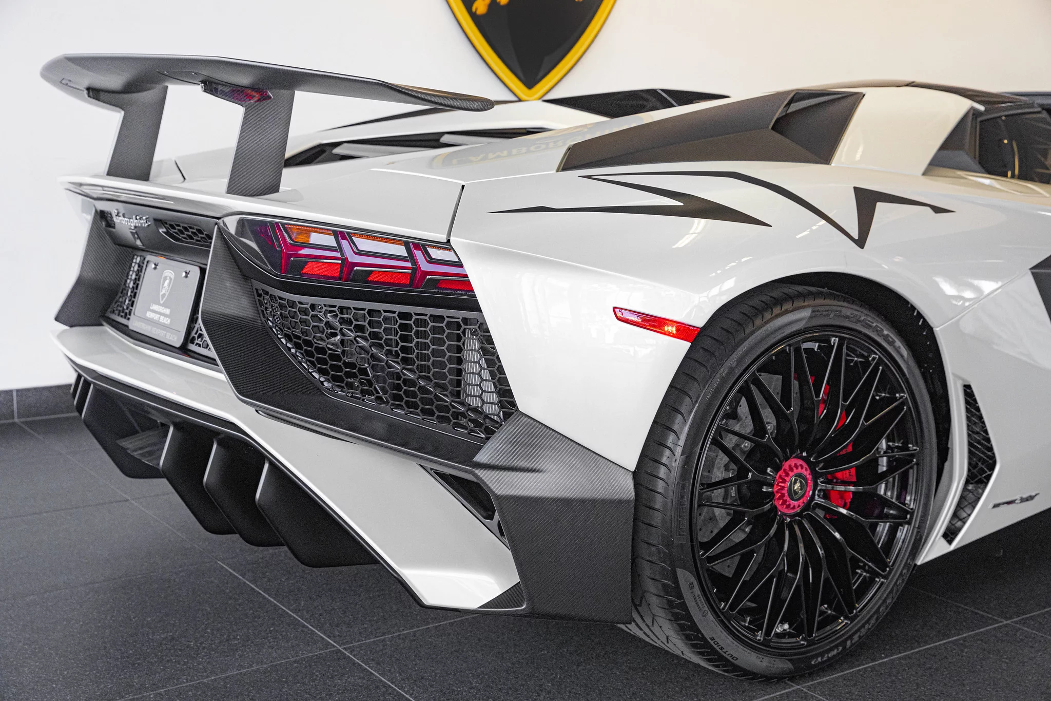 Balloon White Lamborghini Aventador