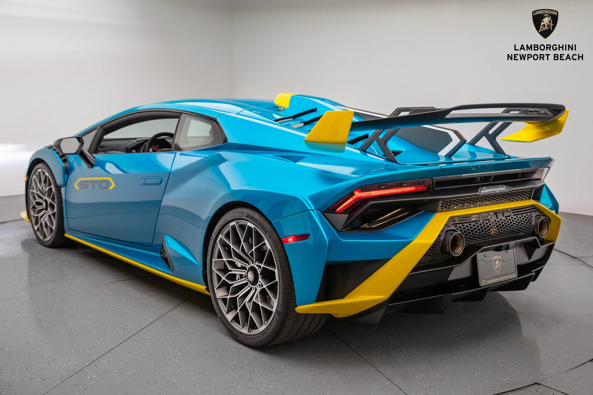 Blu Uranus Lamborghini Huracán