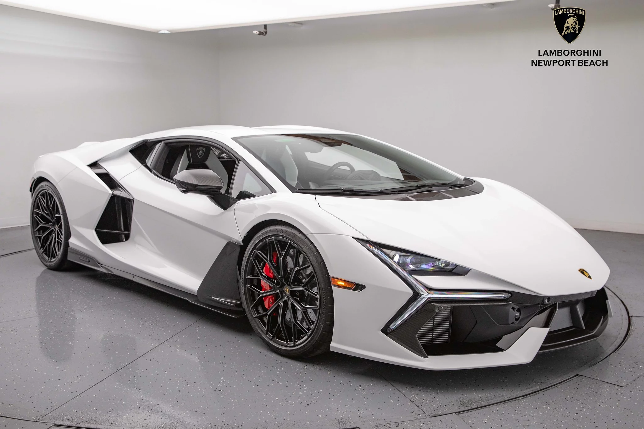 Bianco Asopo Lamborghini Revuelto