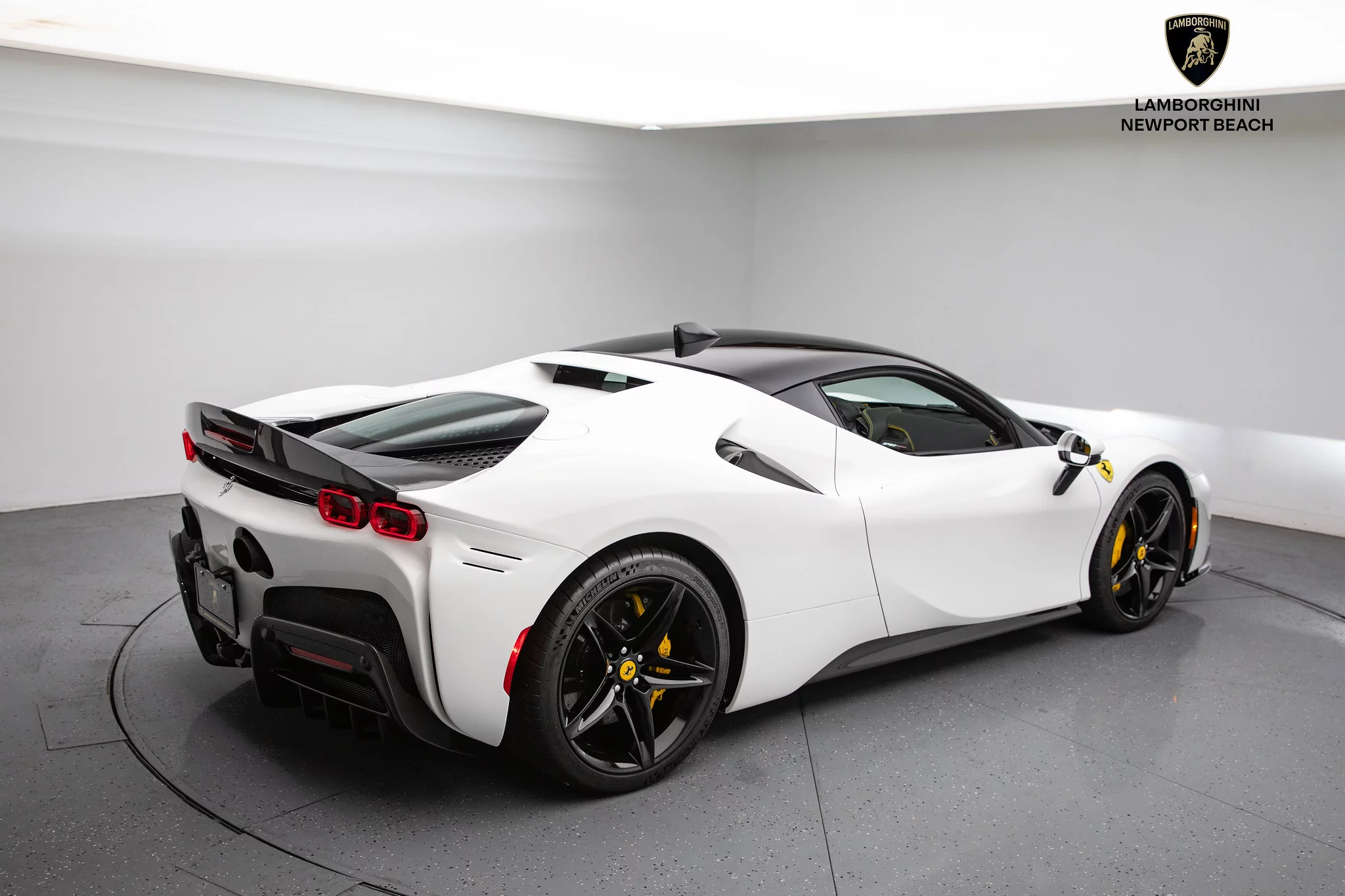Bianco King Ferrari SF90