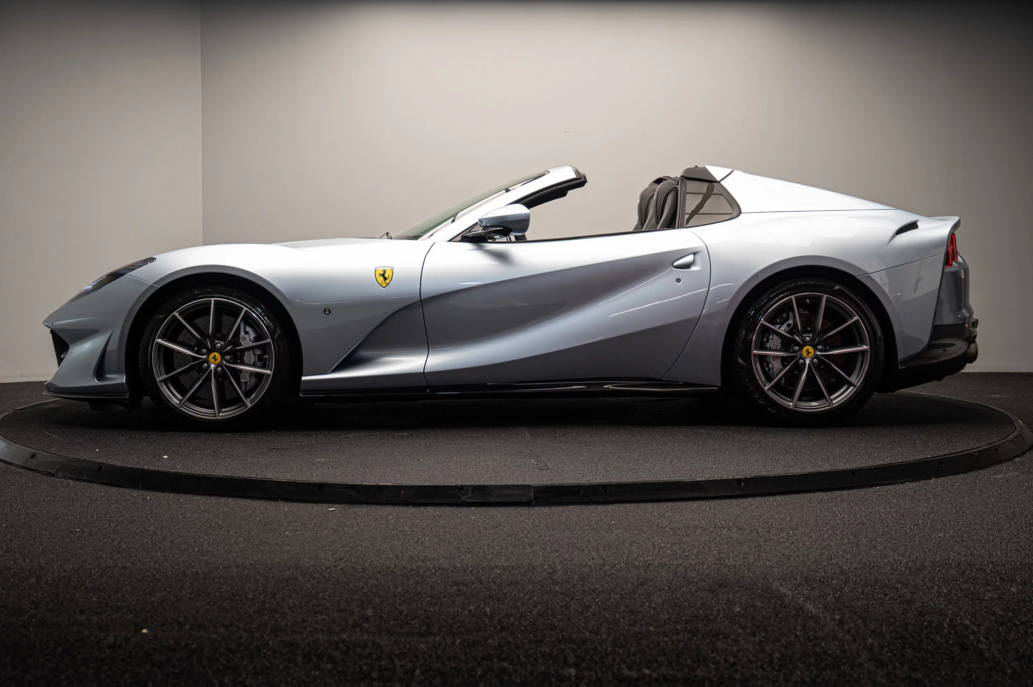 Grigio Alloy Ferrari 812