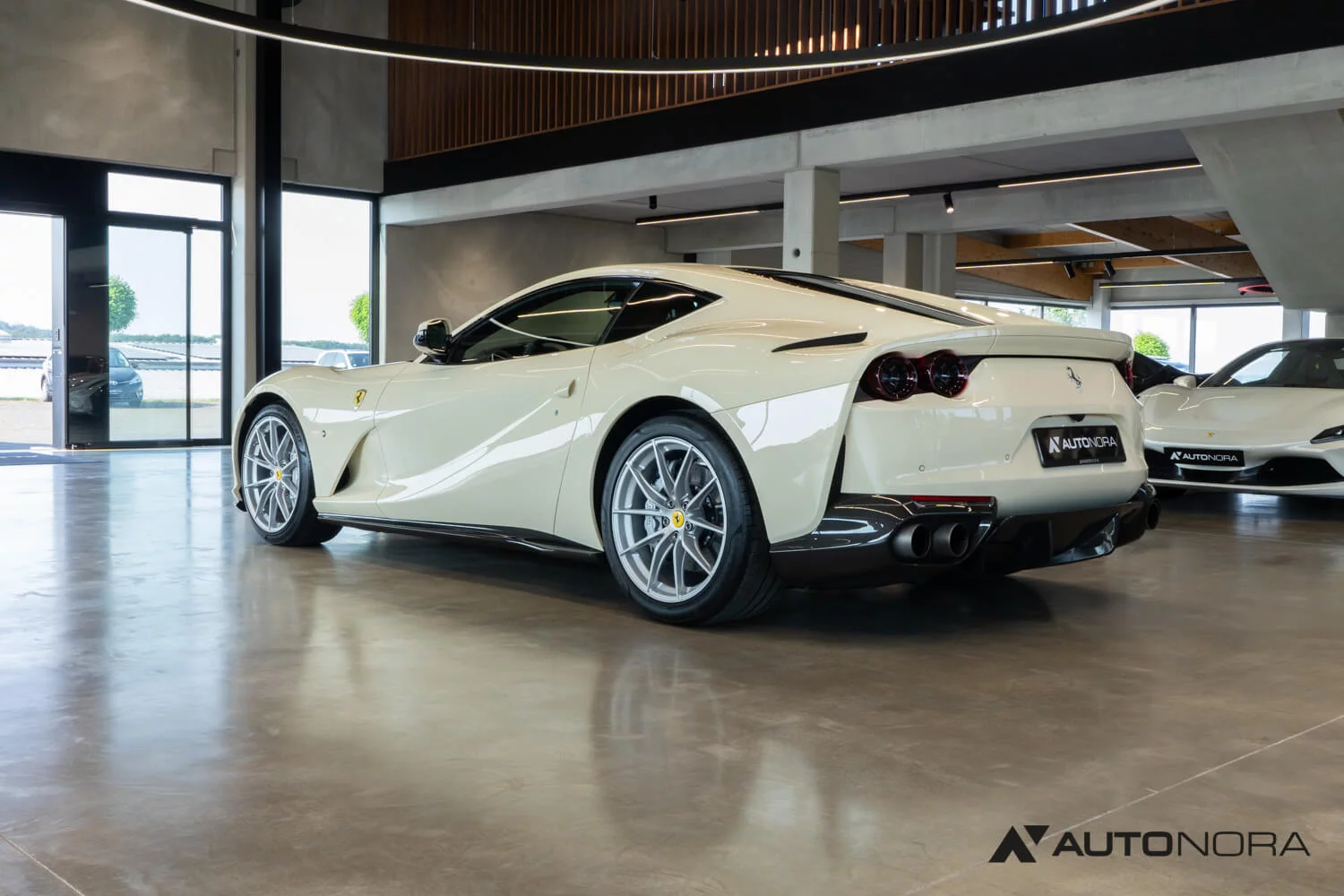 Avorio Ferrari 812