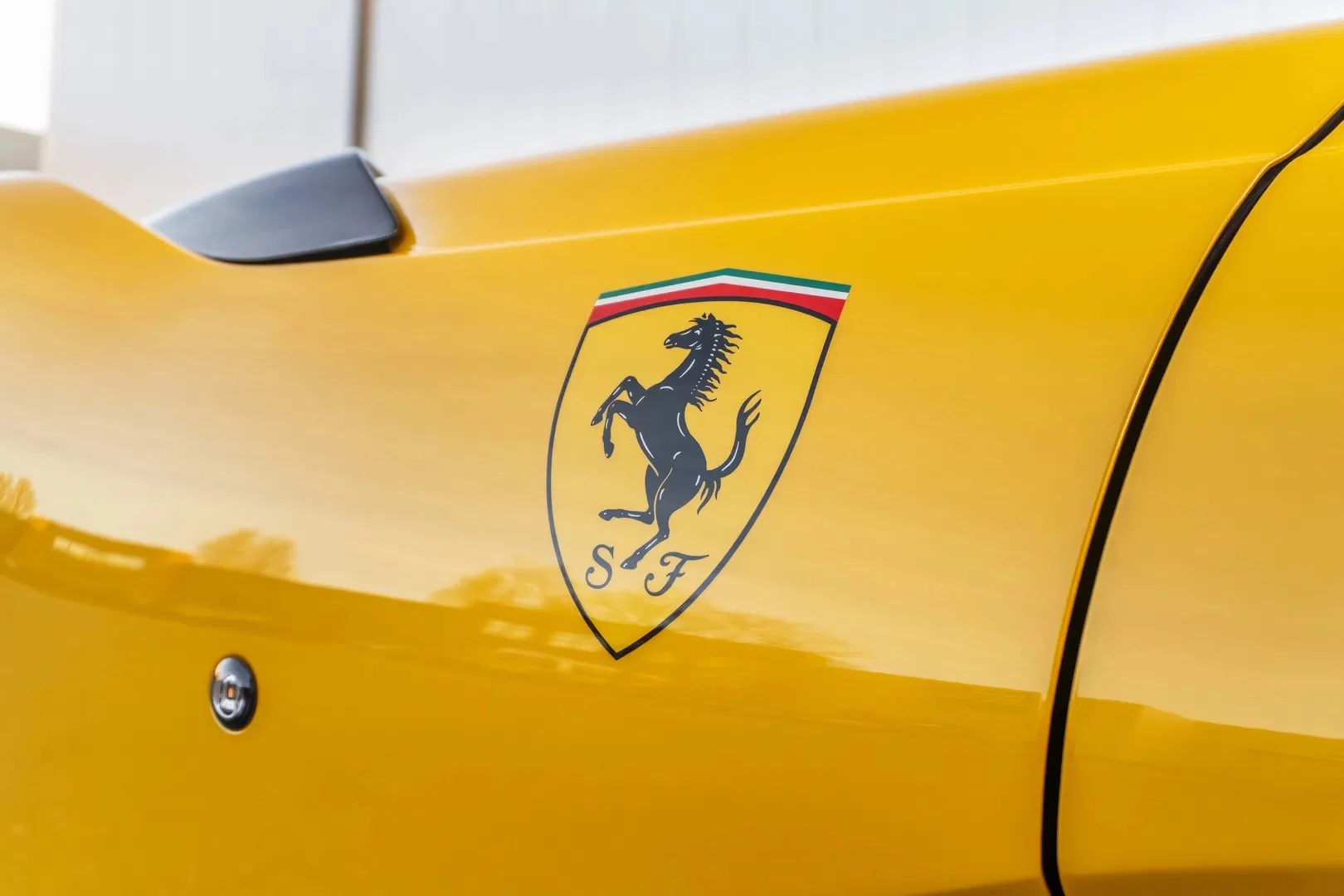 Ardilla Amarillo Ferrari 812