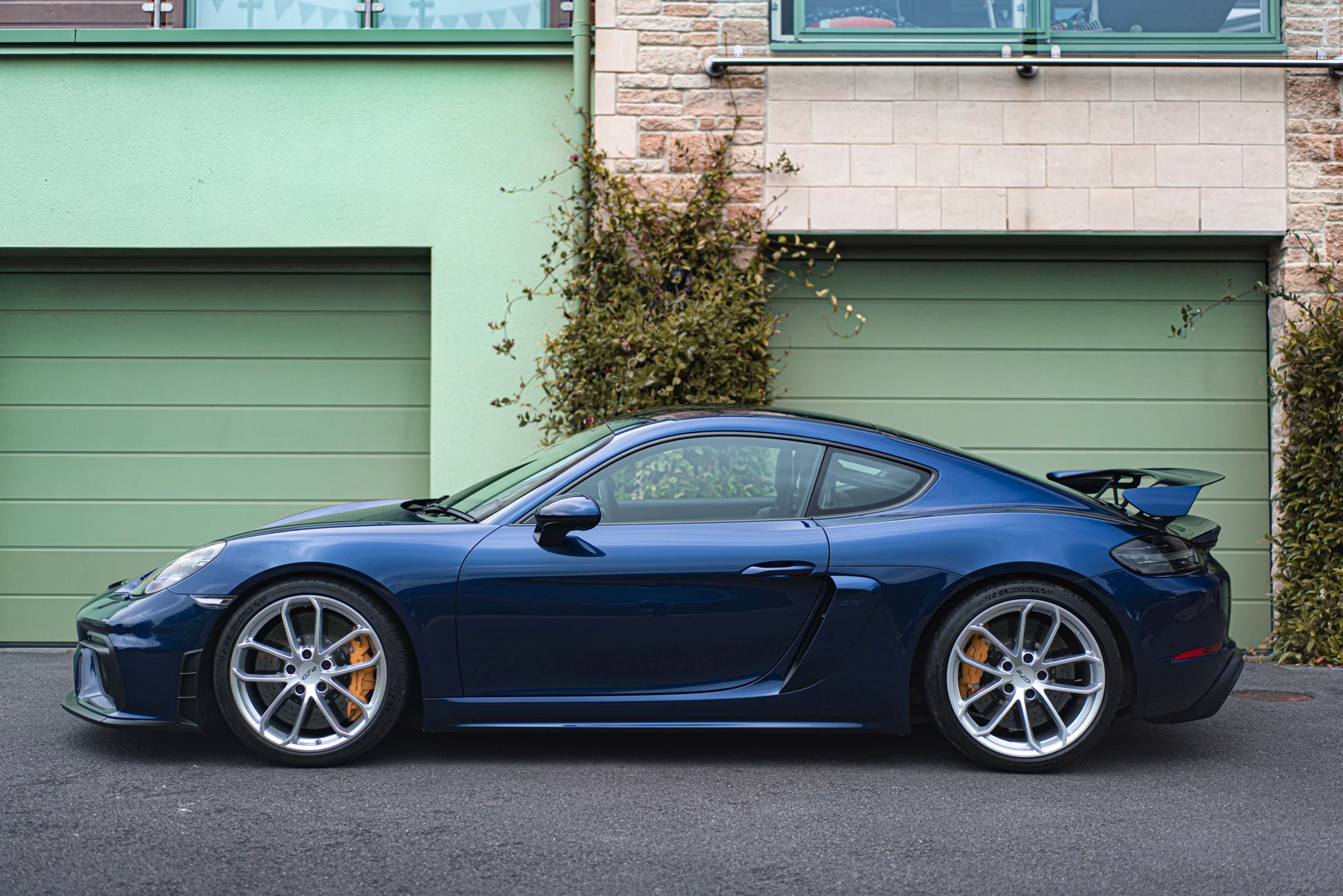 Gentian Blue Metallic Porsche 718 Cayman GT4