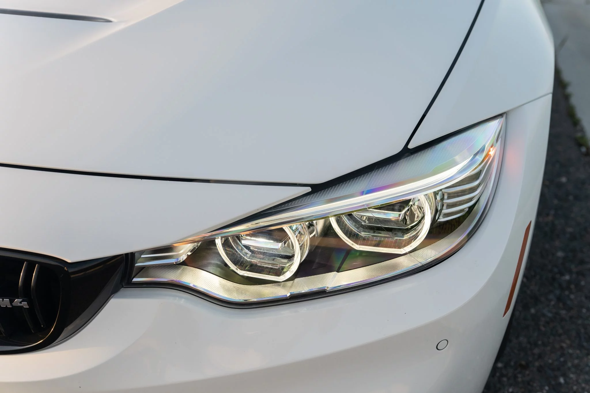 Alpine White III BMW M4