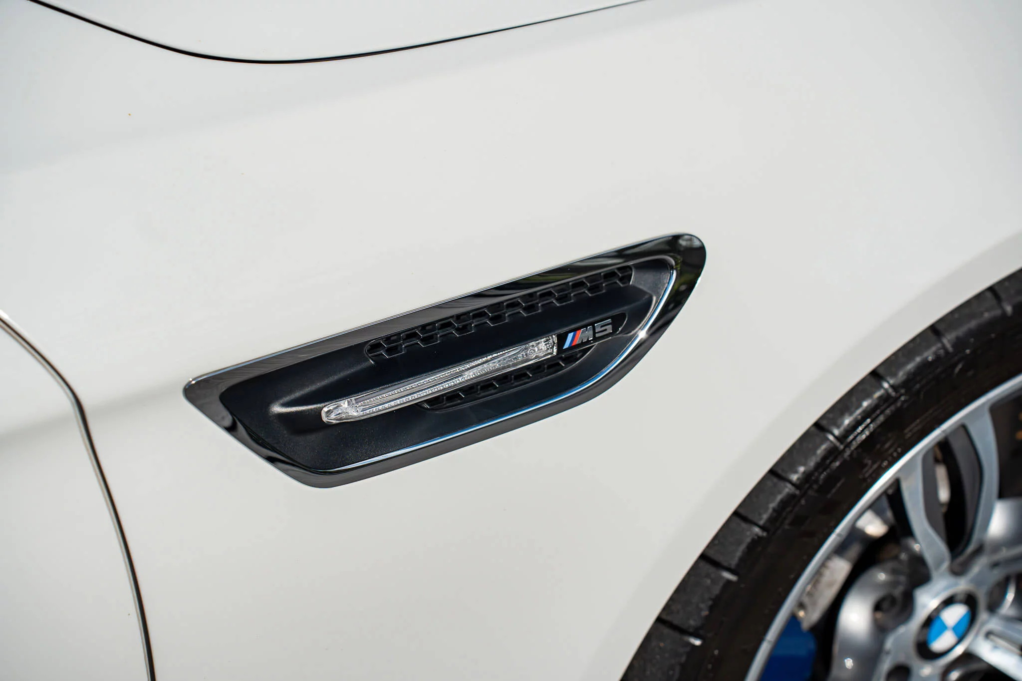 Alpine White III BMW M5