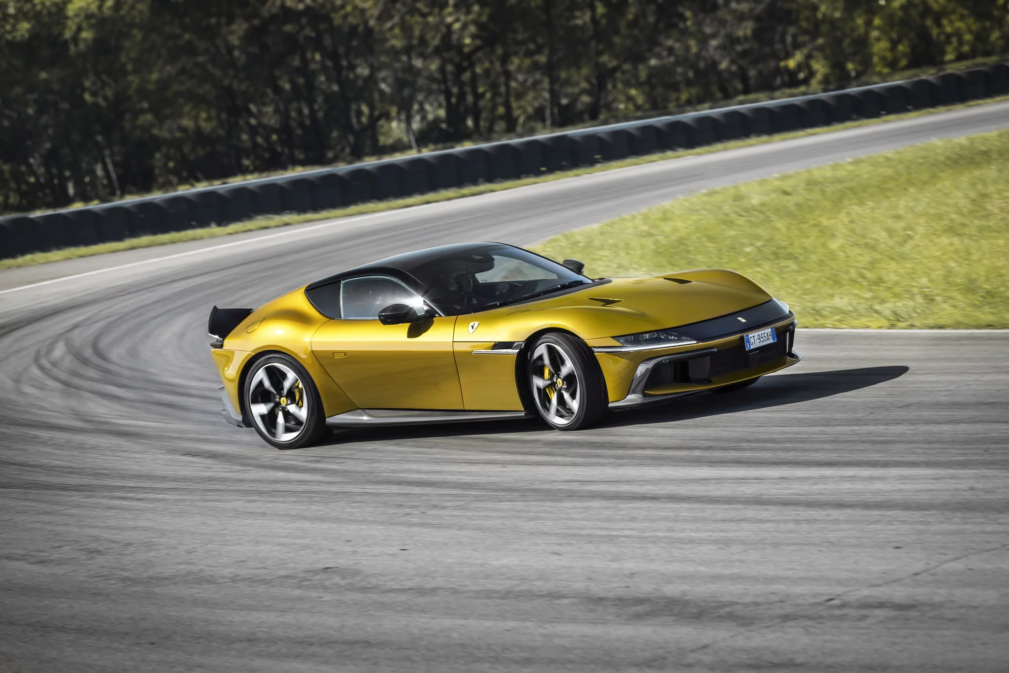 Giallo Montecarlo Ferrari 12Cilindri