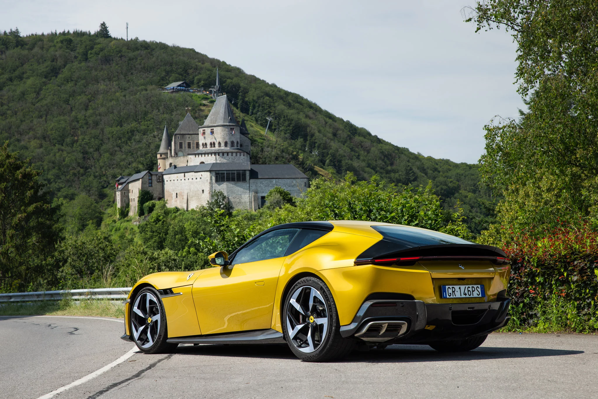 Giallo Montecarlo Ferrari 12Cilindri