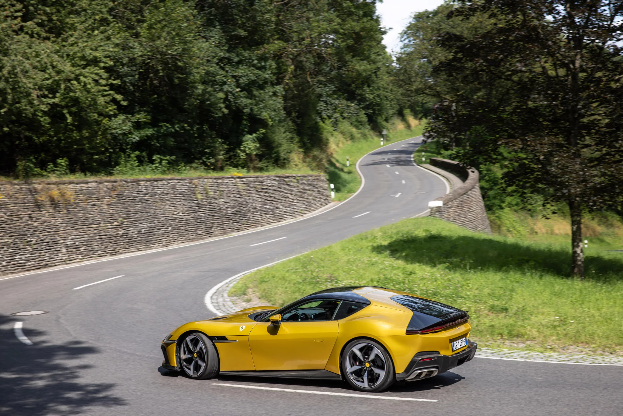 Giallo Montecarlo Ferrari 12Cilindri