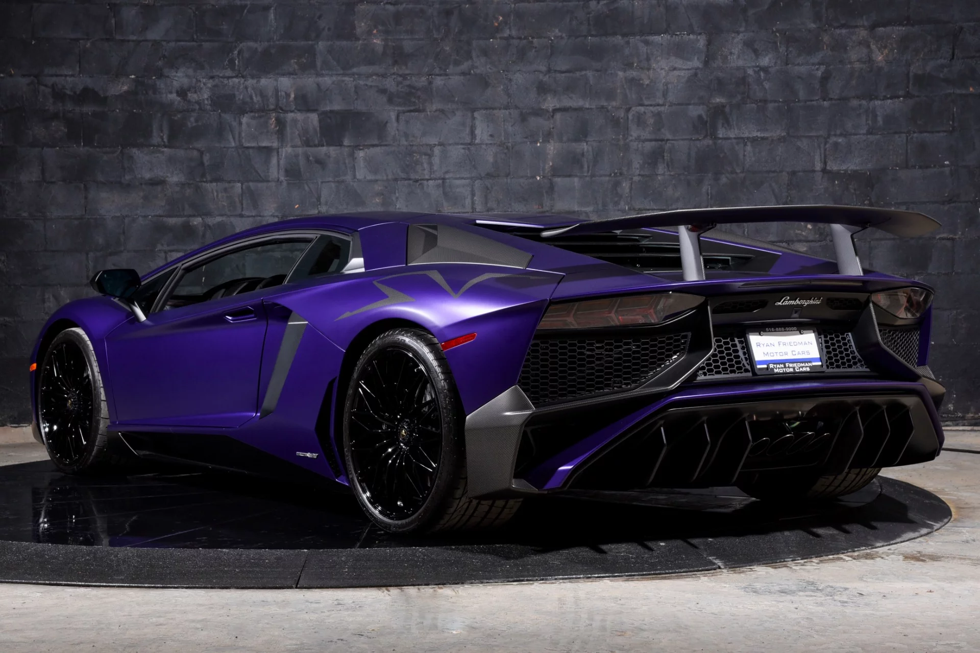 Viola Mel Lamborghini Aventador