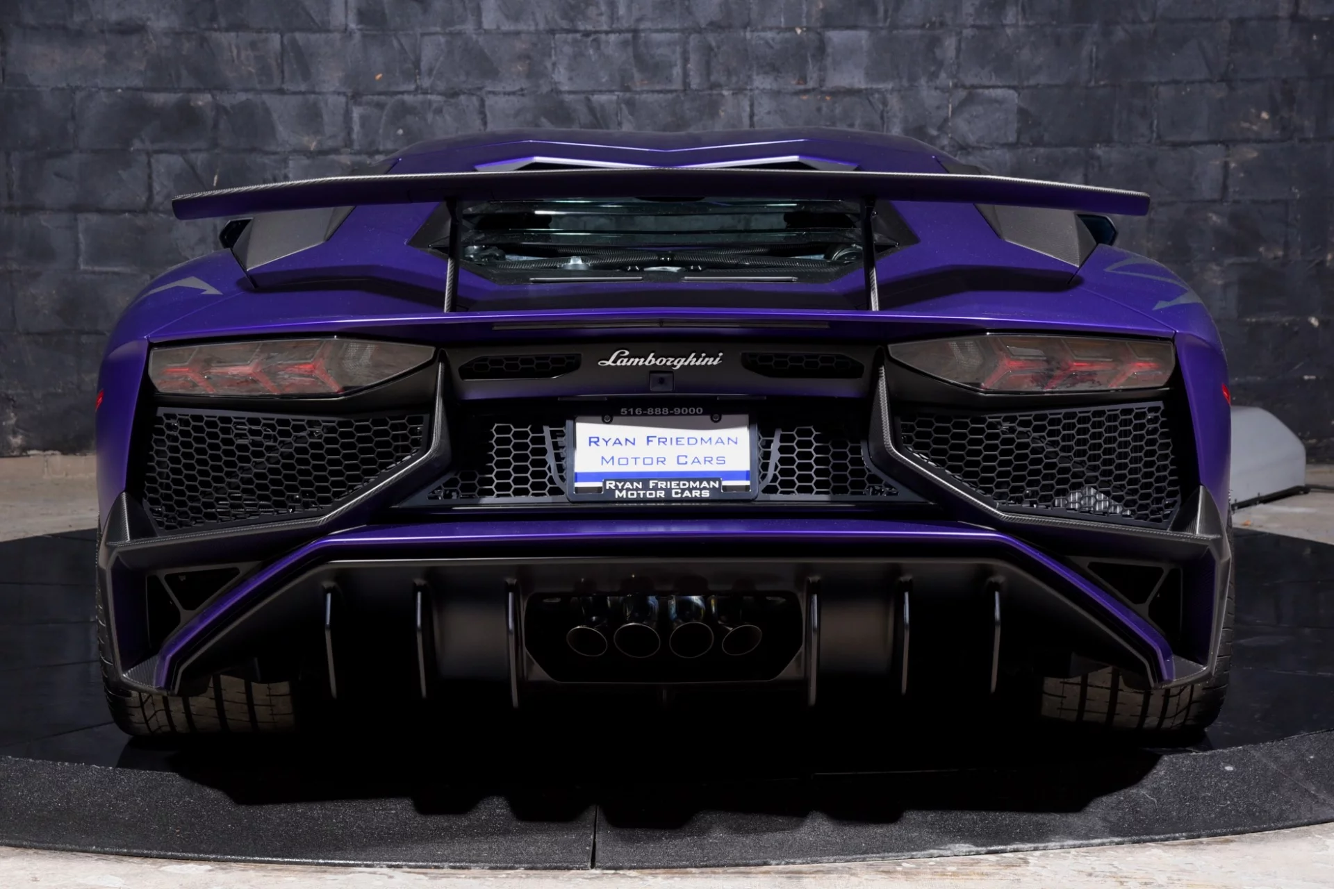 Viola Mel Lamborghini Aventador