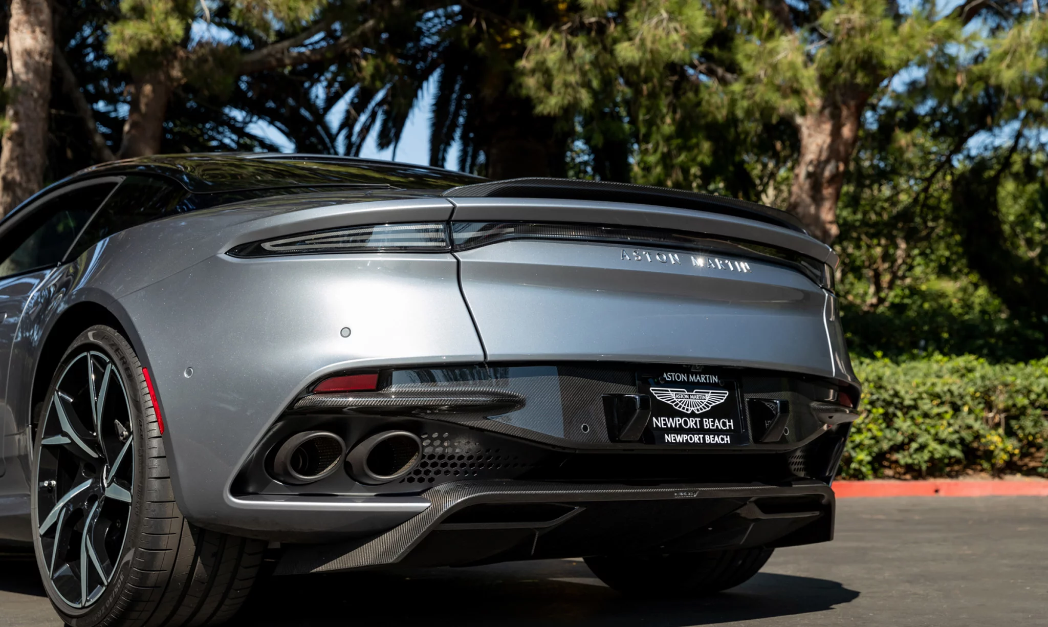 Grigio Titanio Aston Martin DBS
