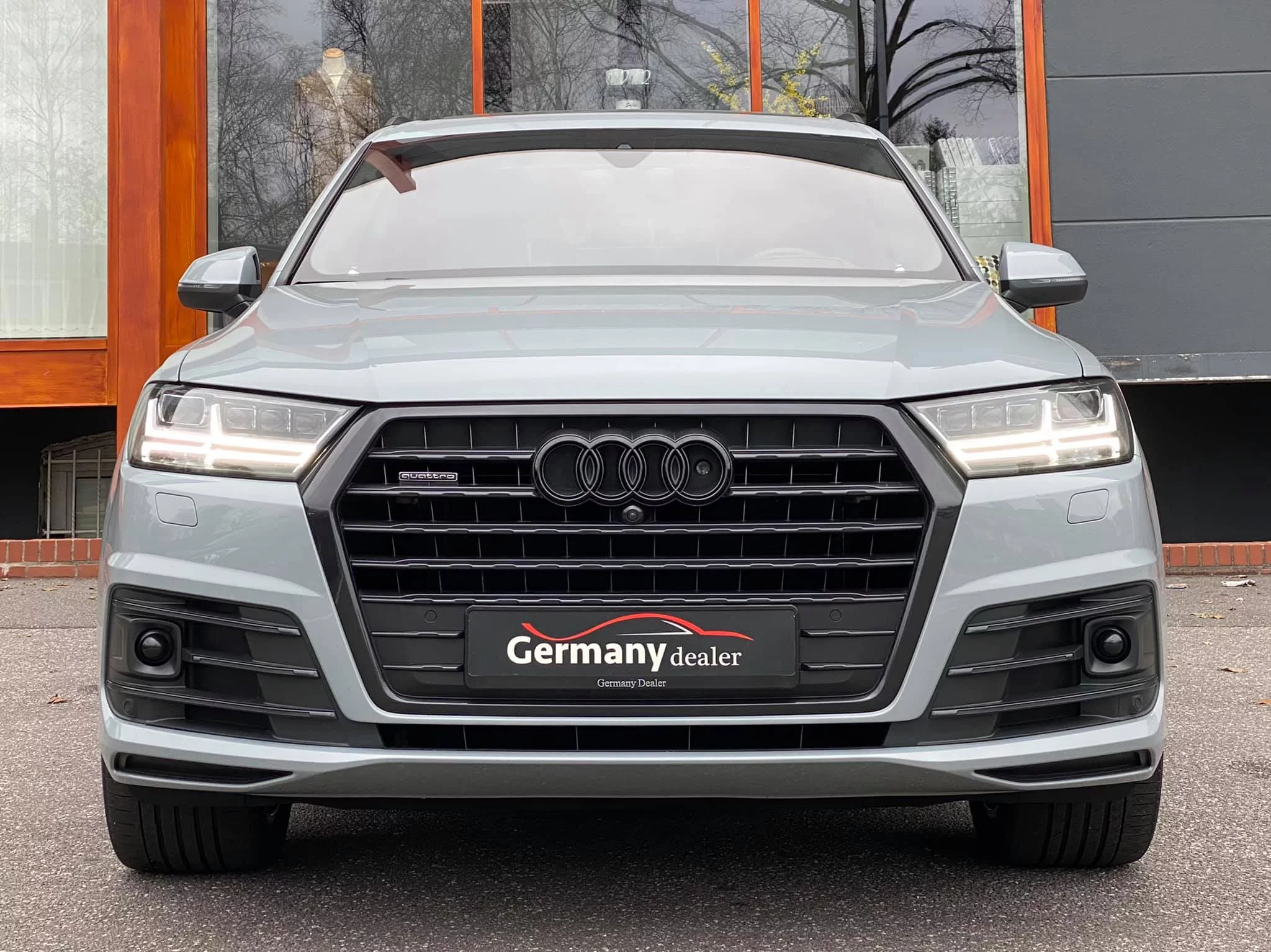 Arrow Grey Audi Q7