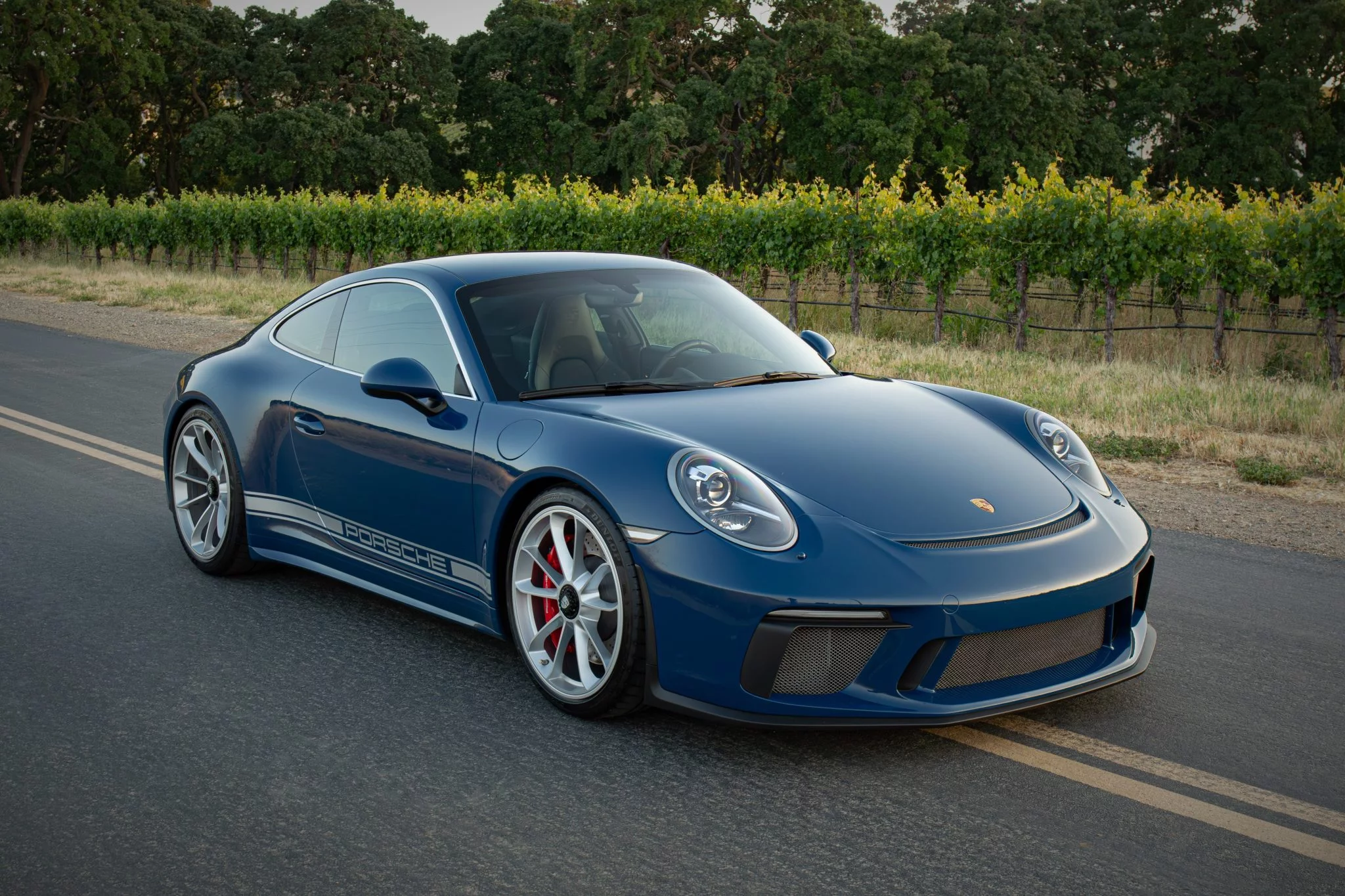 Pantone 296C Porsche 911 GT3