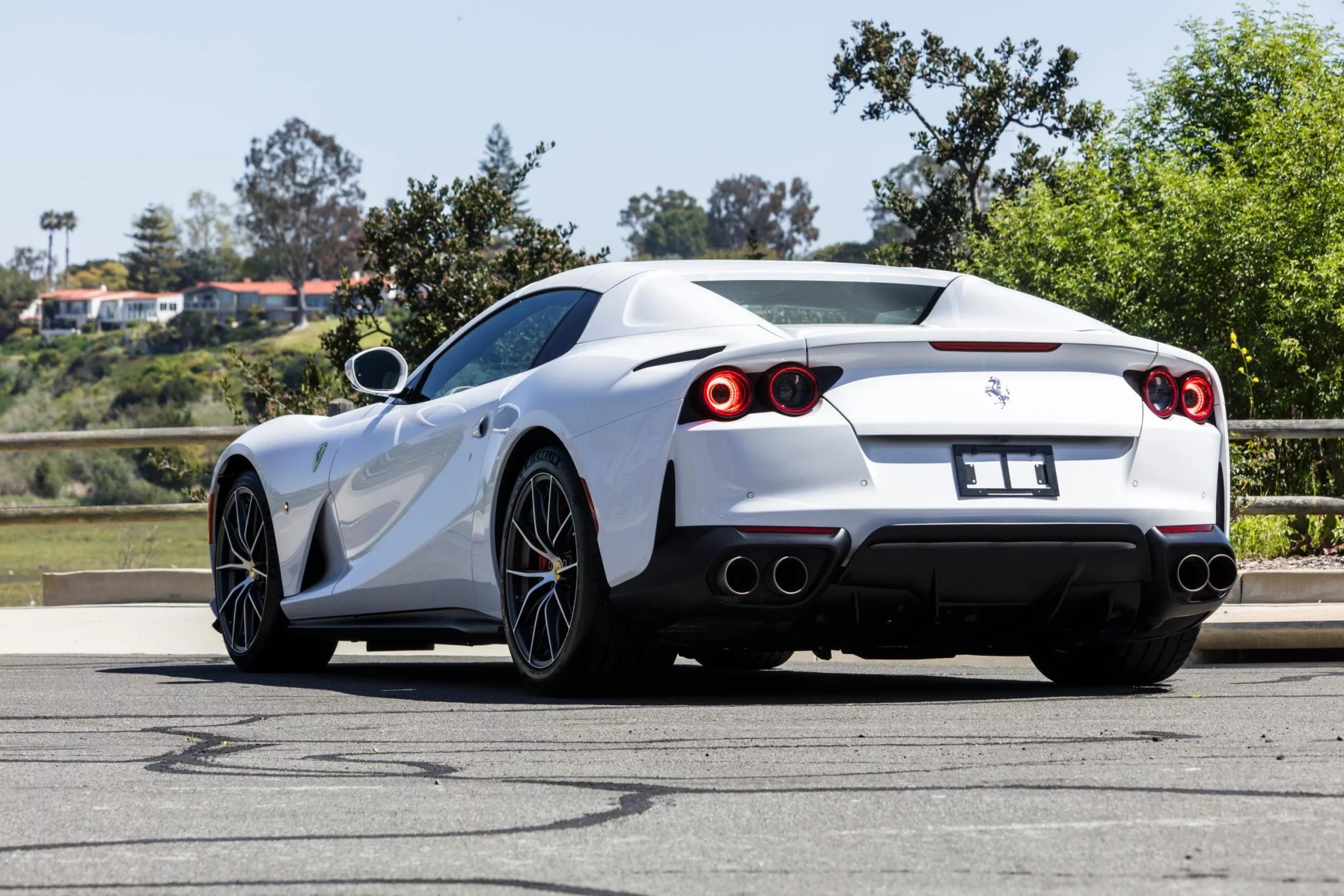 Bianco Cervino Ferrari 812