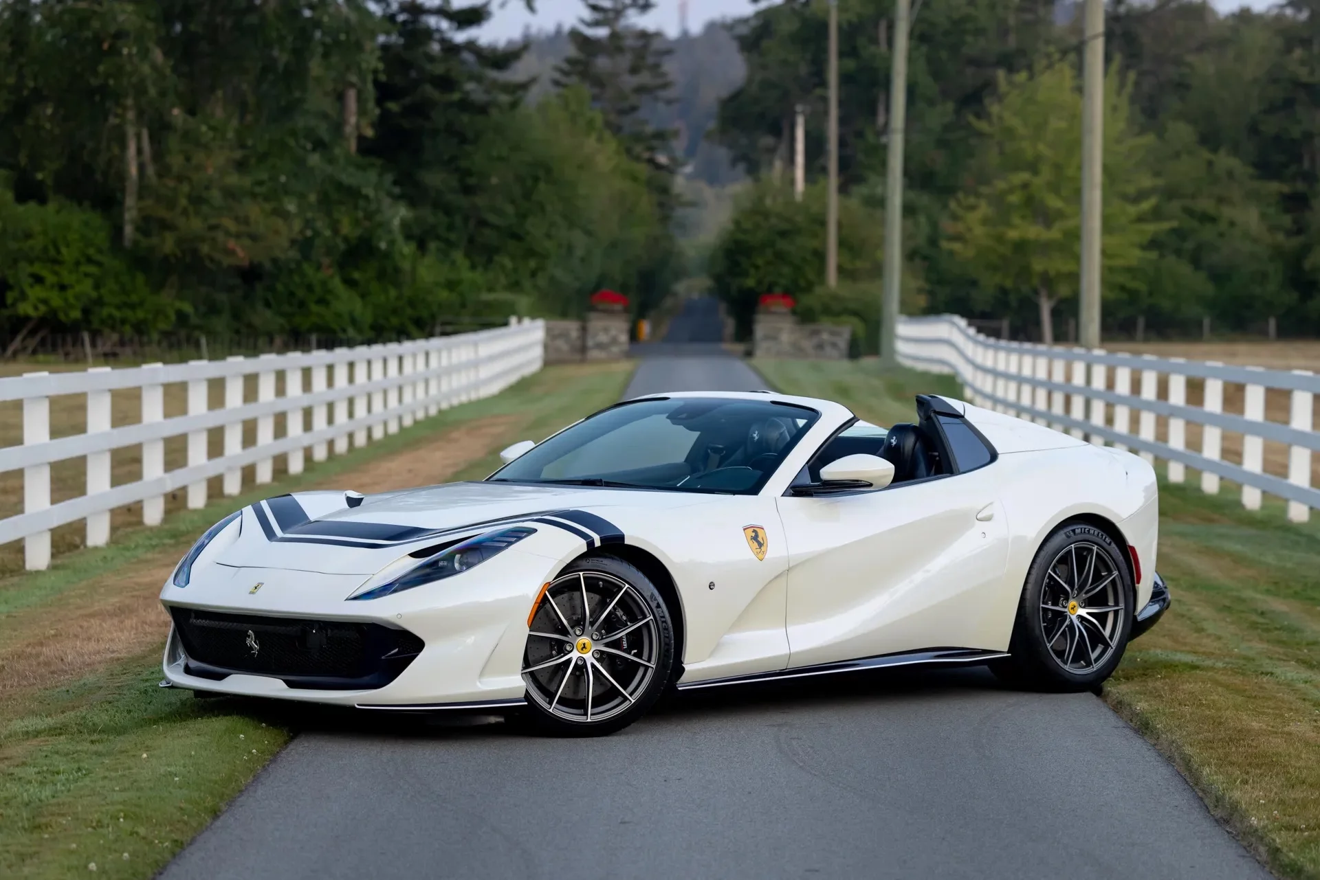 Bianco Birdcage Ferrari 812