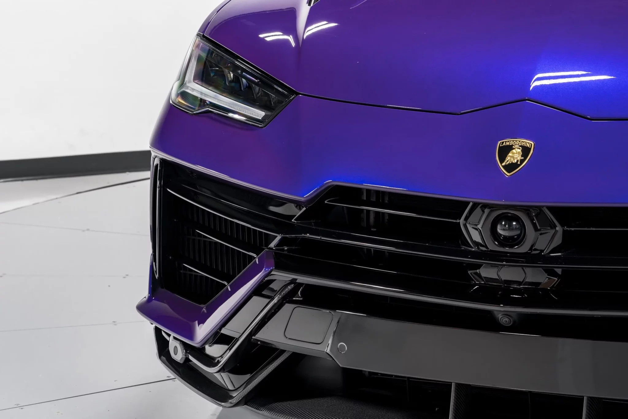 Viola Mithras Lamborghini Urus