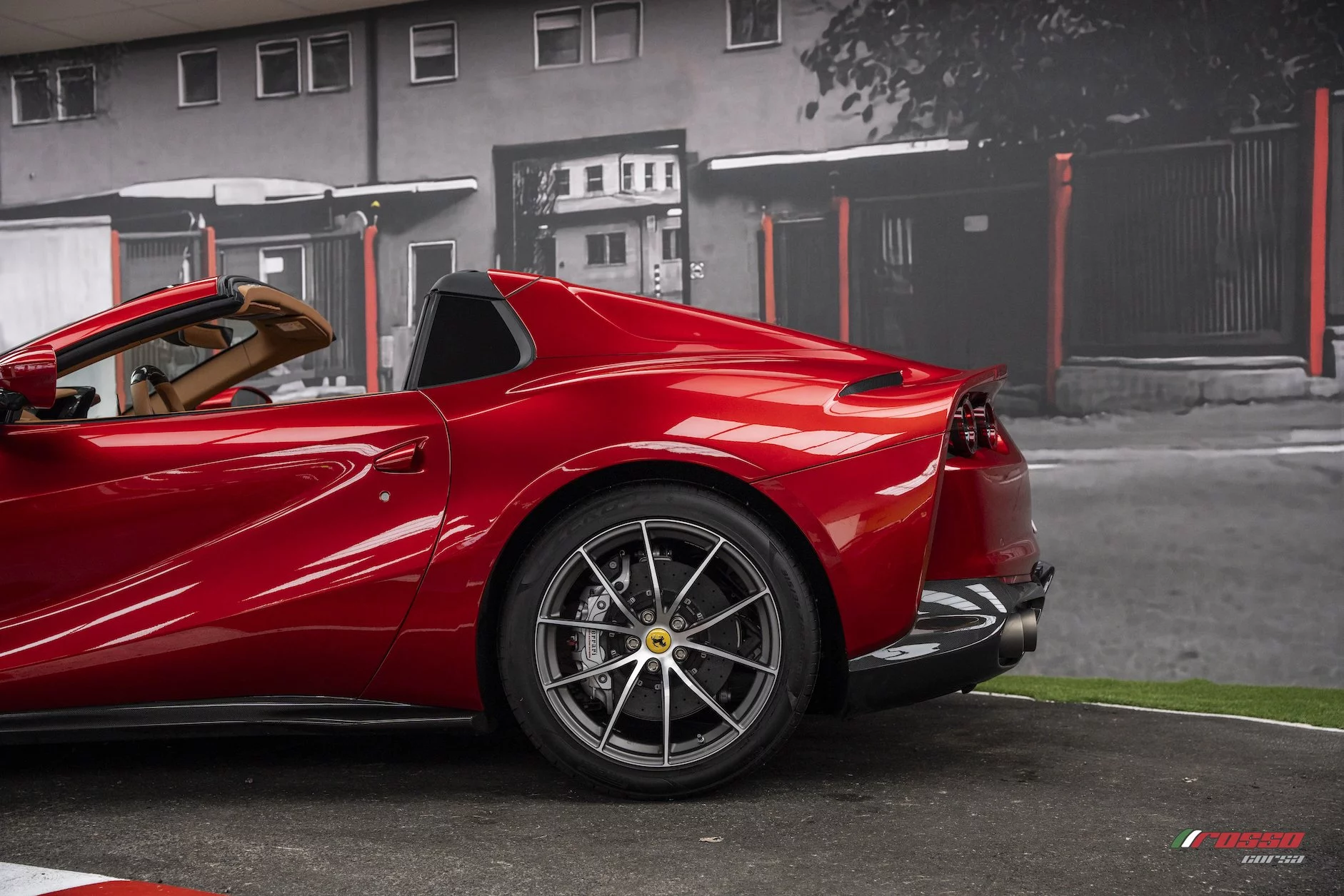 Rosso Magma Ferrari 812